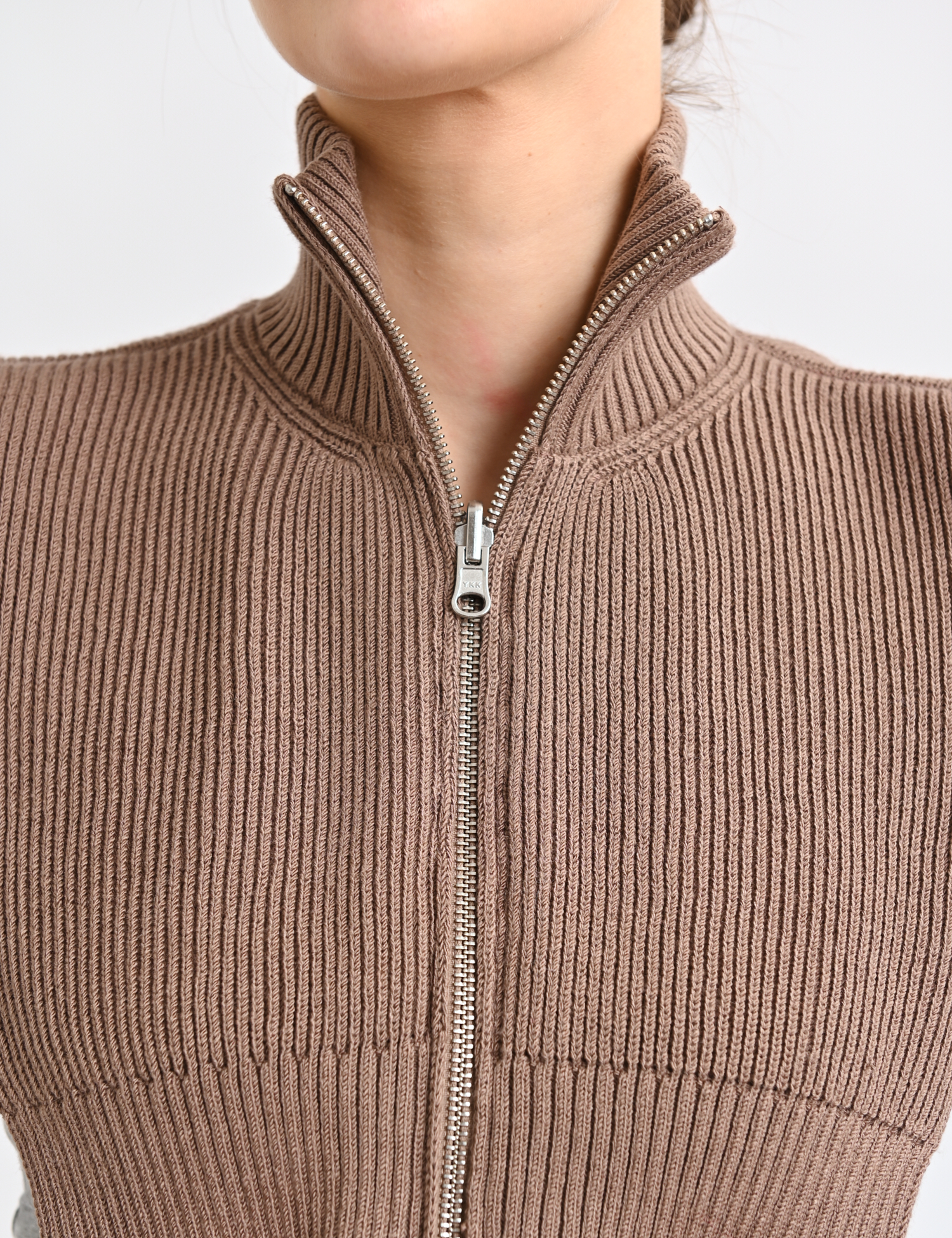 Картинка В'язаний комір-снуд із високою горловиною коричневий