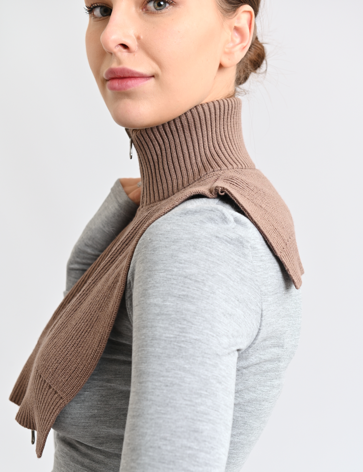 Картинка В'язаний комір-снуд із високою горловиною коричневий