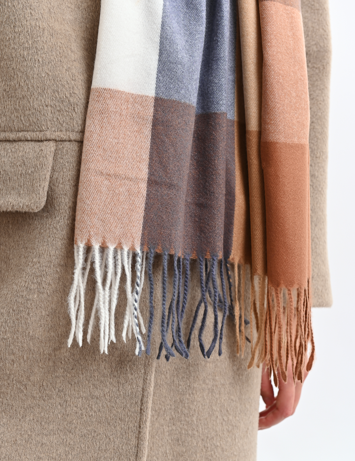 Картинка  Шарф у клітинку з бахромою по краях