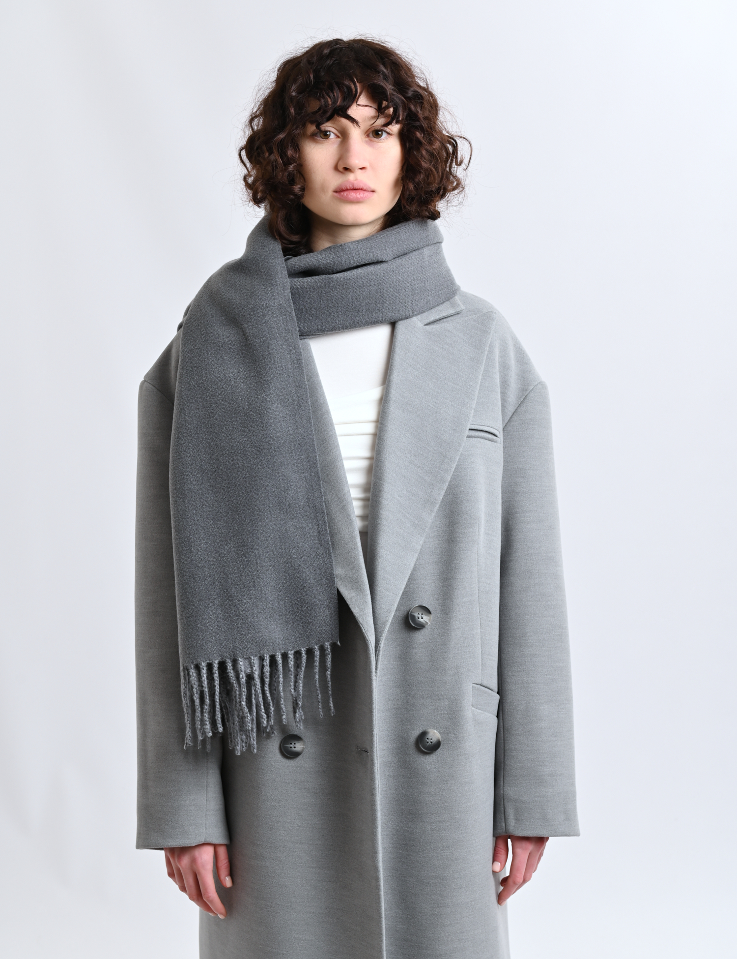 Картинка Сірий шарф із бахромою