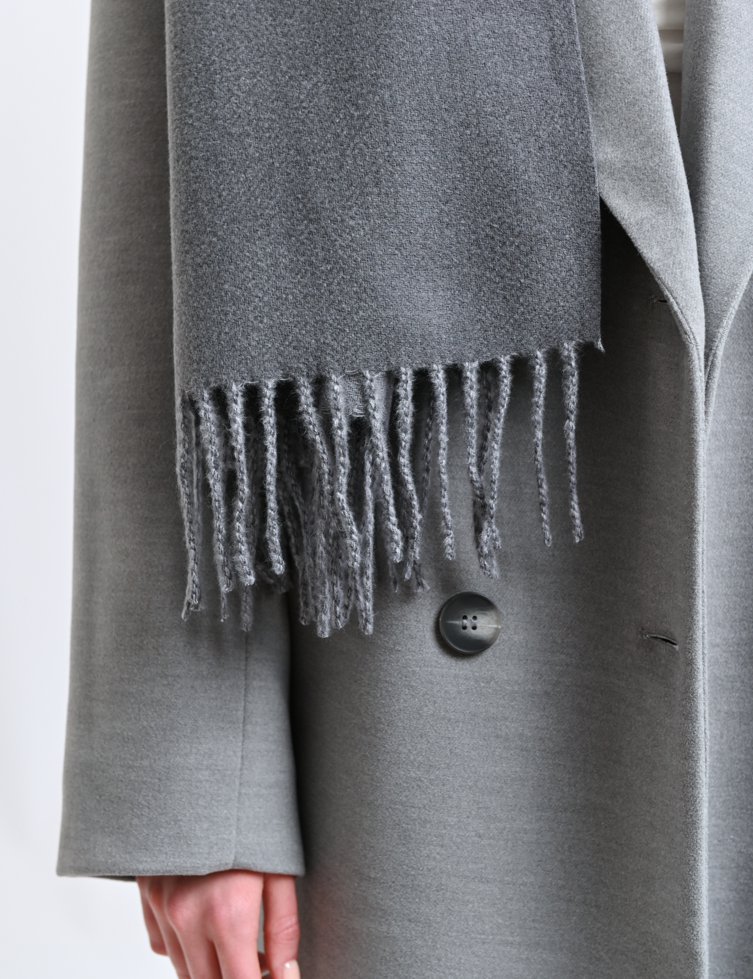 Картинка Сірий шарф із бахромою