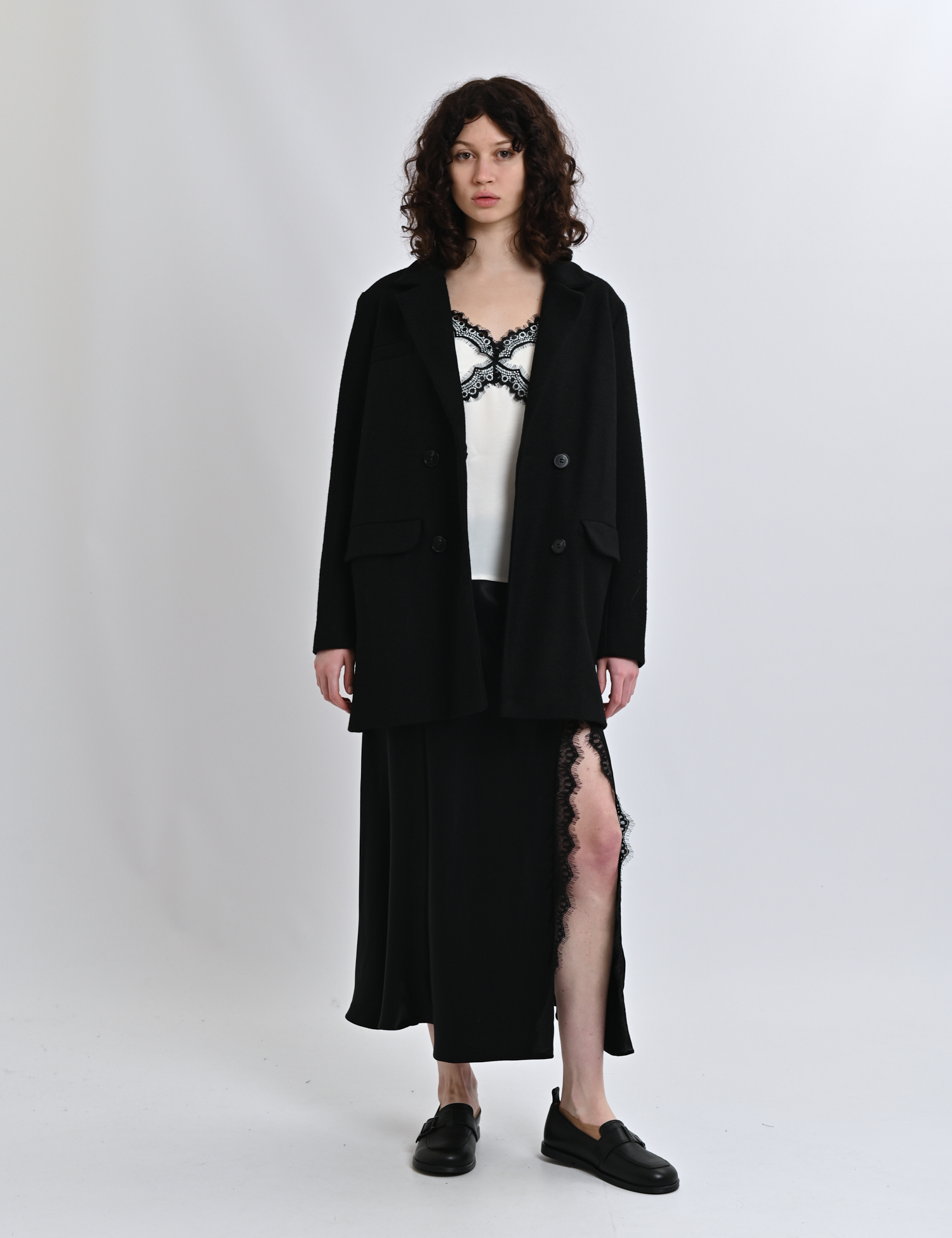 Картинка Чорне пальто прямого крою з двобортною застібкою