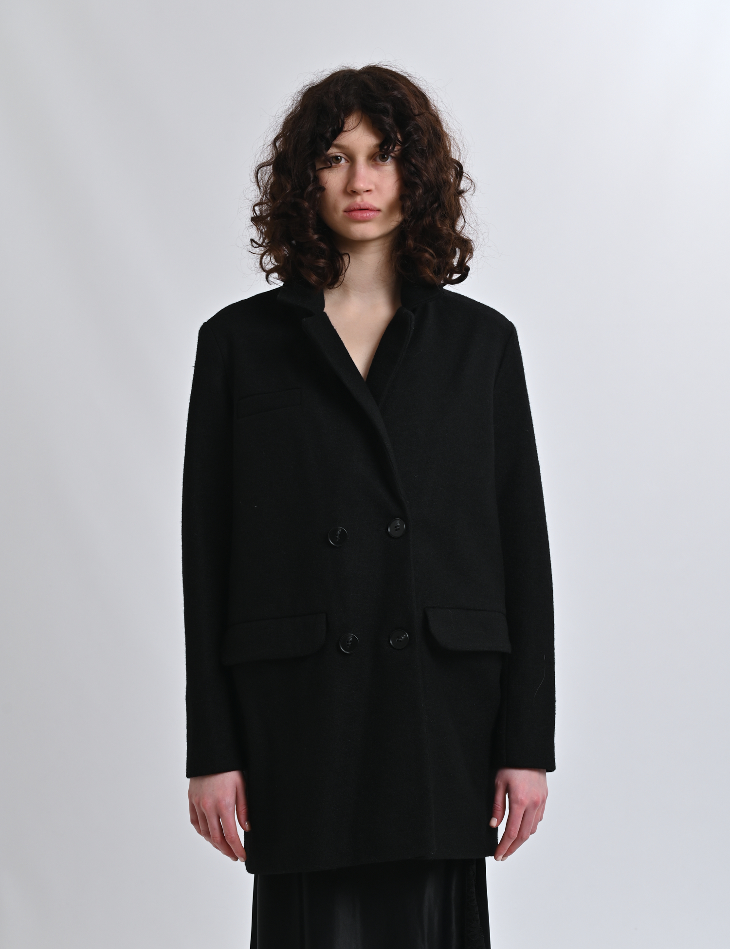 Картинка Чорне пальто прямого крою з двобортною застібкою