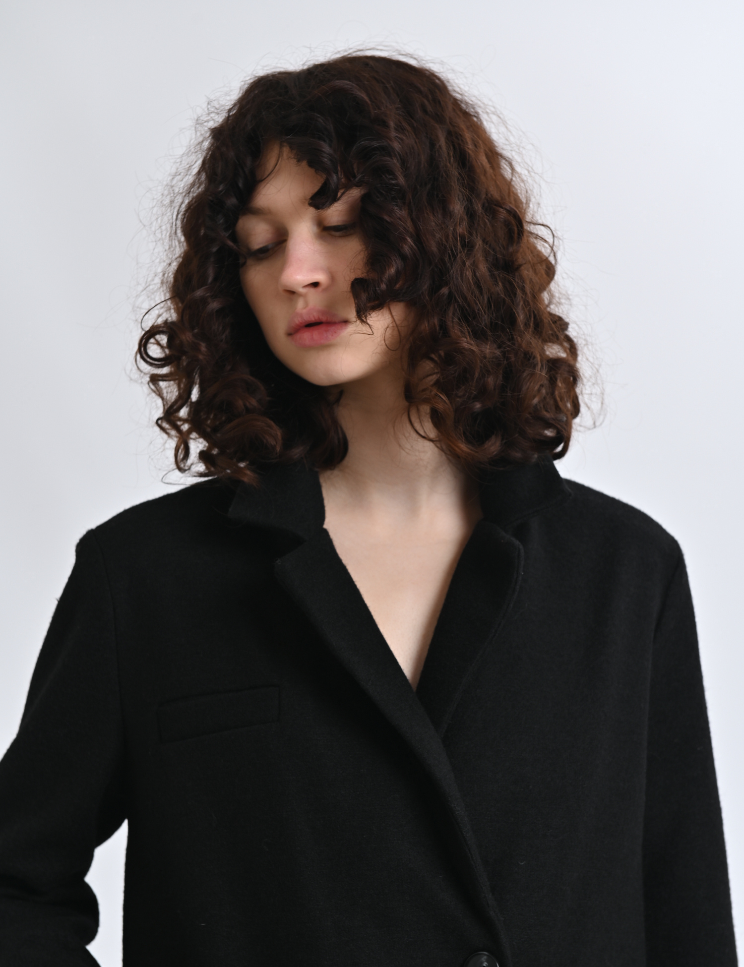 Картинка Чорне пальто прямого крою з двобортною застібкою