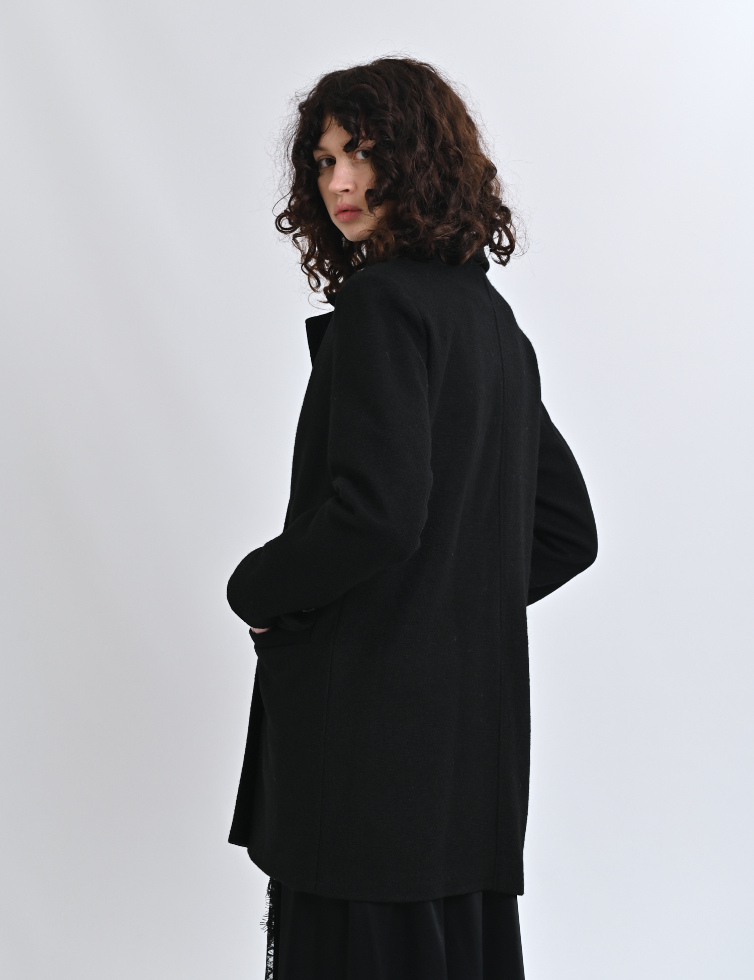 Картинка Чорне пальто прямого крою з двобортною застібкою