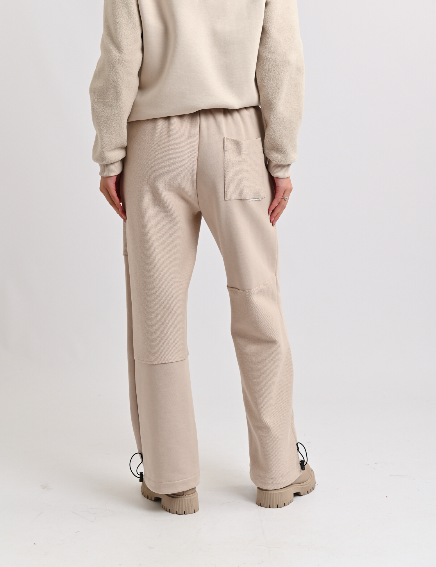 Картинка Спортивні штани бежеві з еластичним поясом та регульованими манжетами