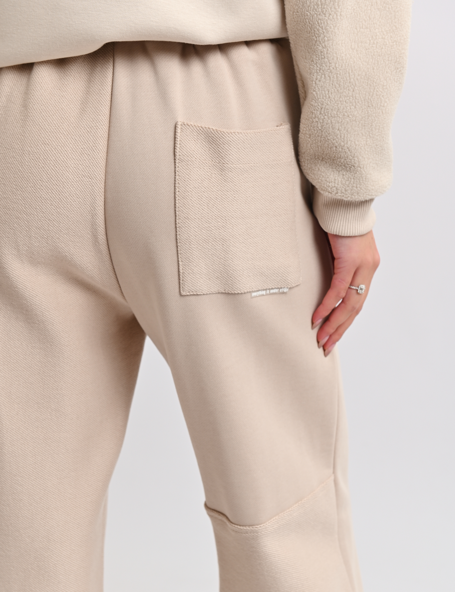 Картинка Спортивні штани бежеві з еластичним поясом та регульованими манжетами