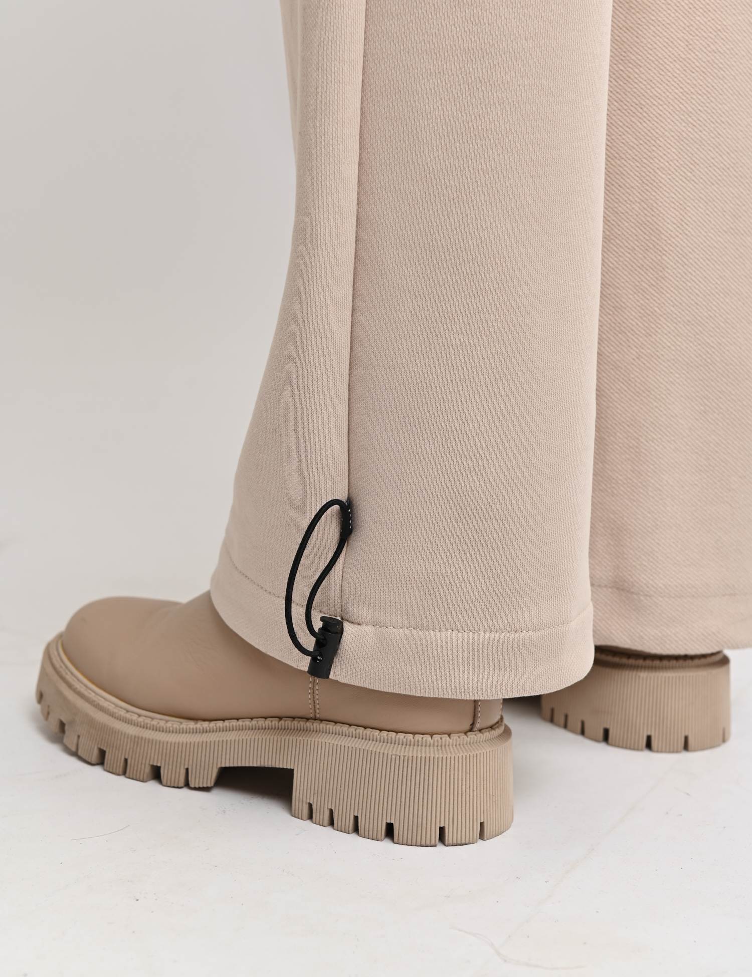 Картинка Спортивні штани бежеві з еластичним поясом та регульованими манжетами