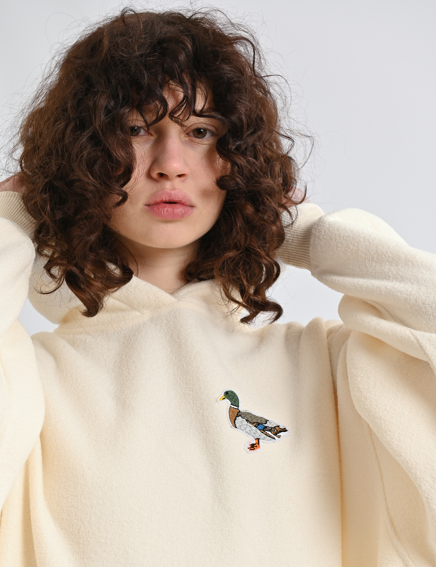 Картинка Худі жіноче oversize молочне з вишивкою качки та принтом на спині