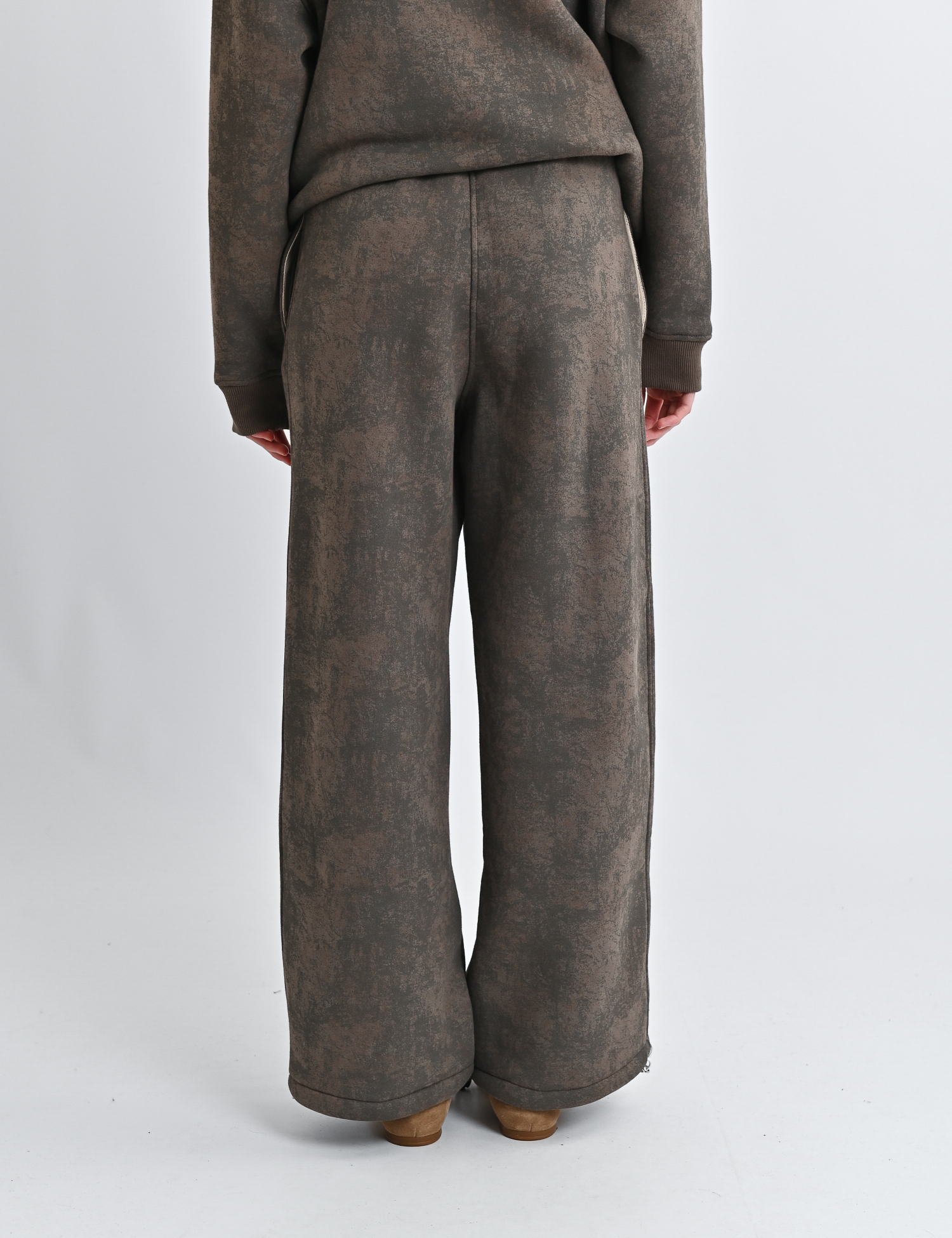 Картинка Штани коричневі з потертою текстурою