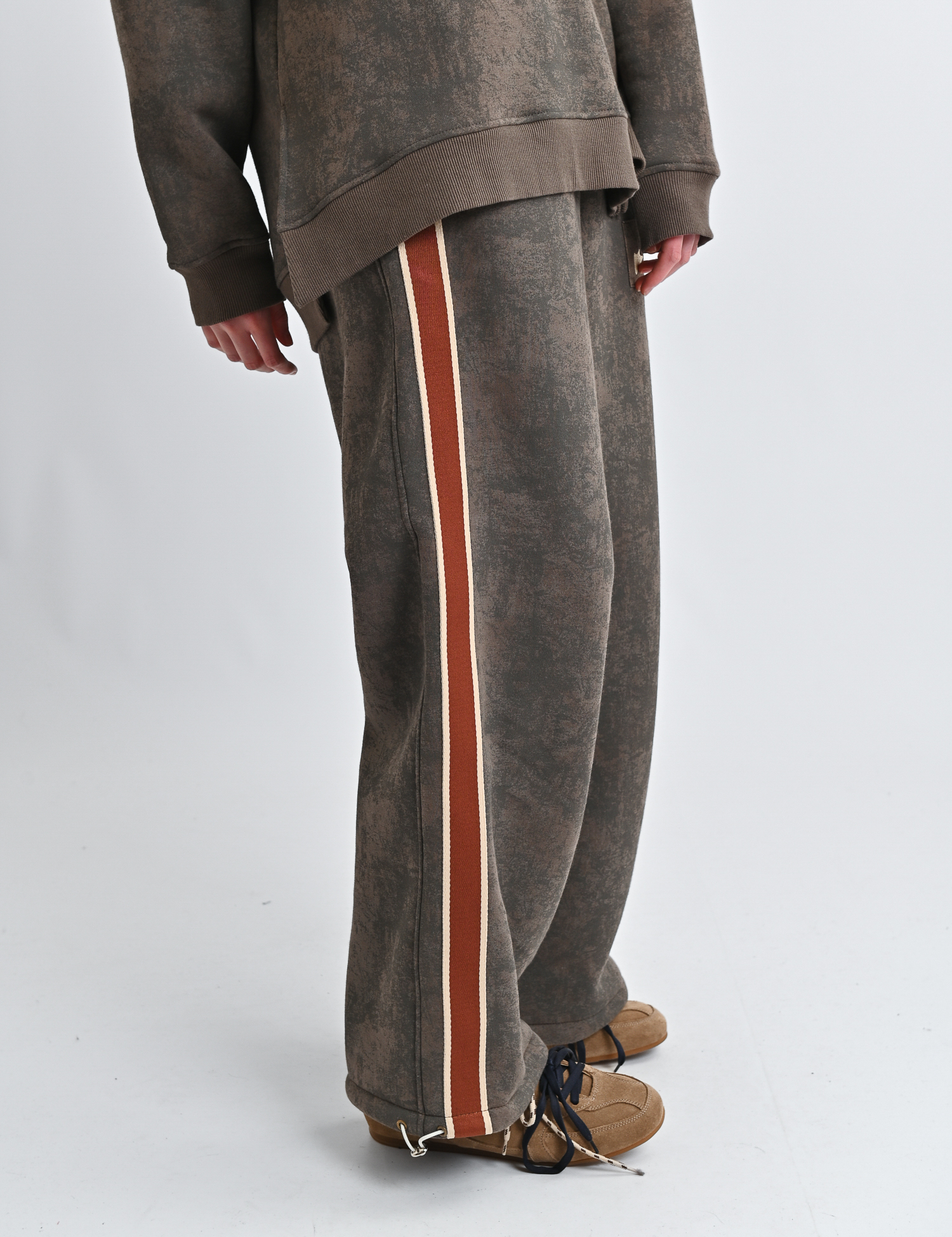 Картинка Штани коричневі з потертою текстурою