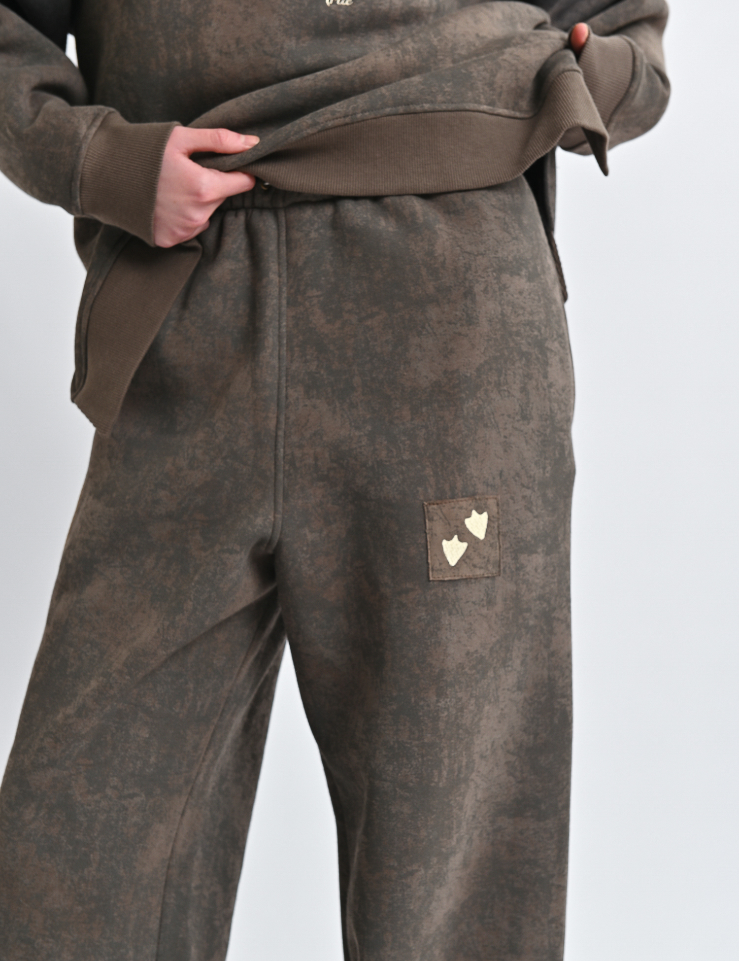 Картинка Штани коричневі з потертою текстурою