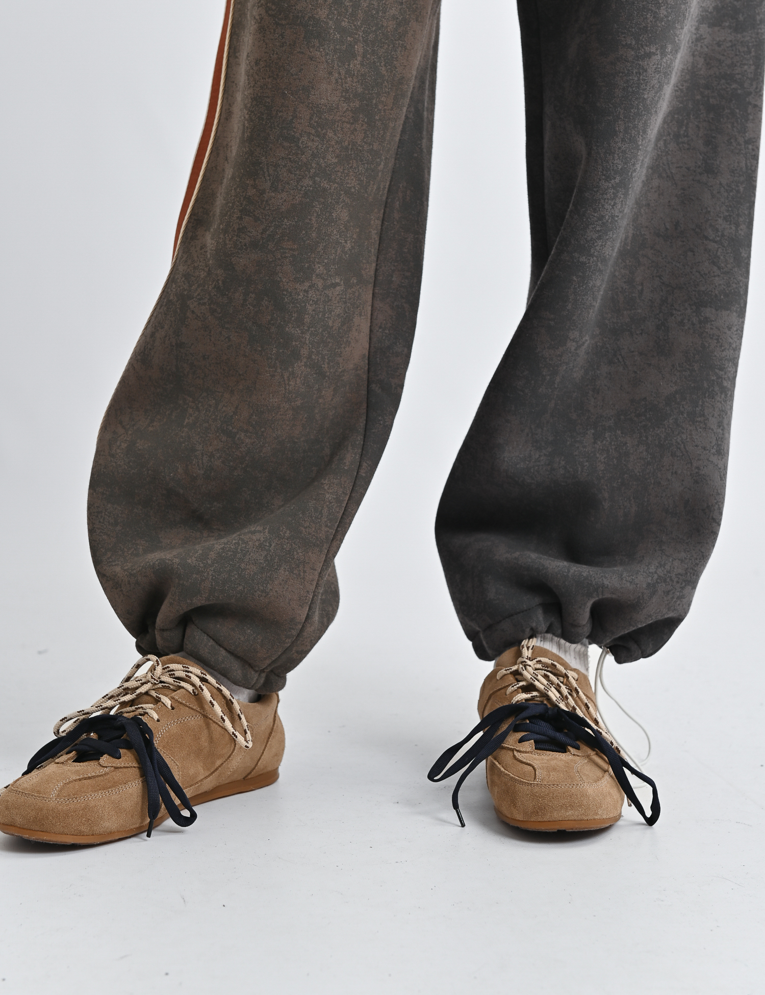 Картинка Штани коричневі з потертою текстурою