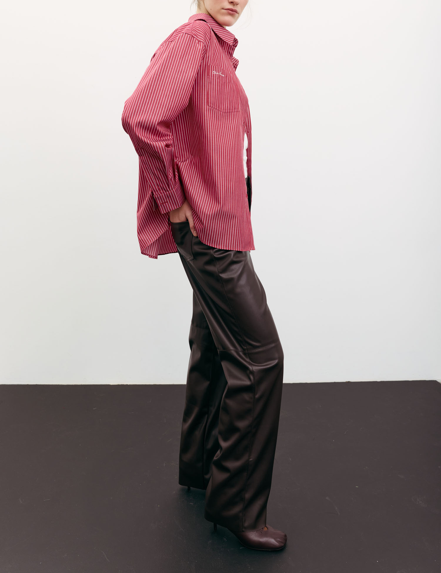 Картинка Cорочка оверсайз з вишивкою в смужку червона