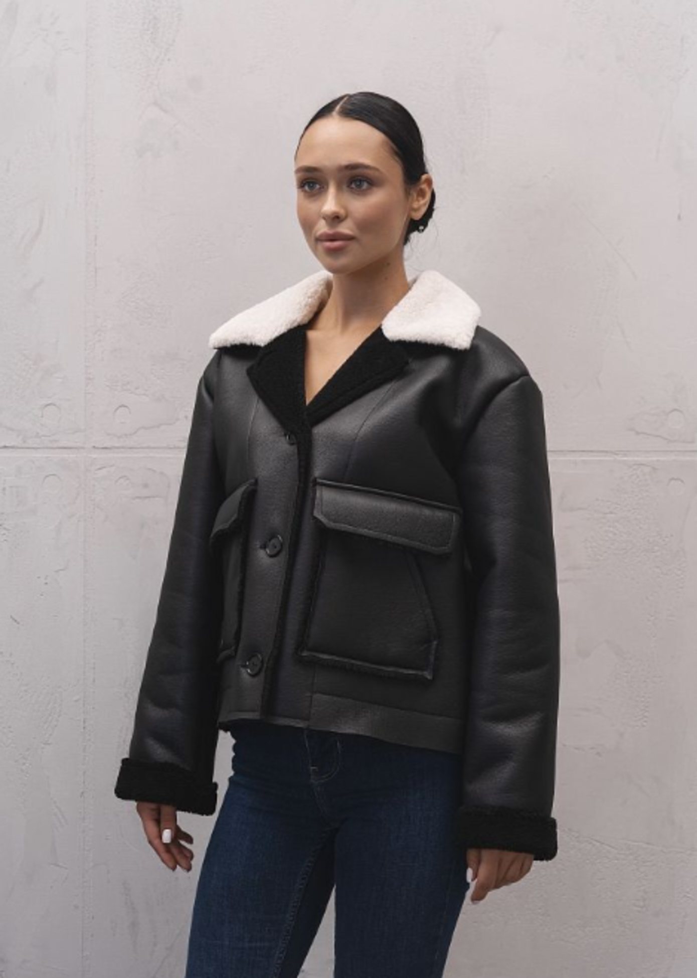 Картинка Дублянка коротка на ґудзиках у чорному кольорі