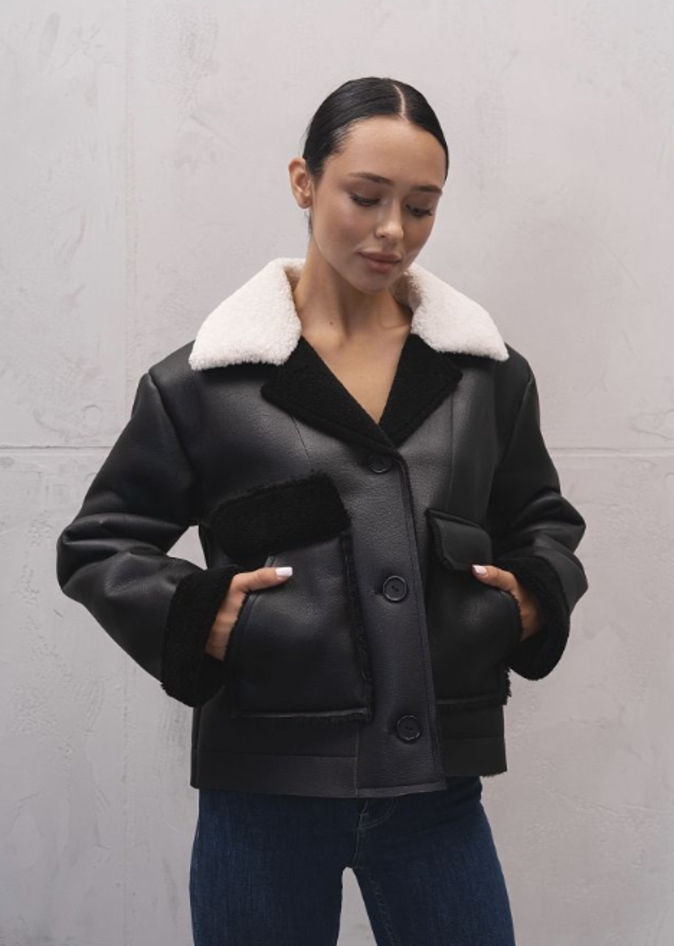 Картинка Дублянка коротка на ґудзиках у чорному кольорі