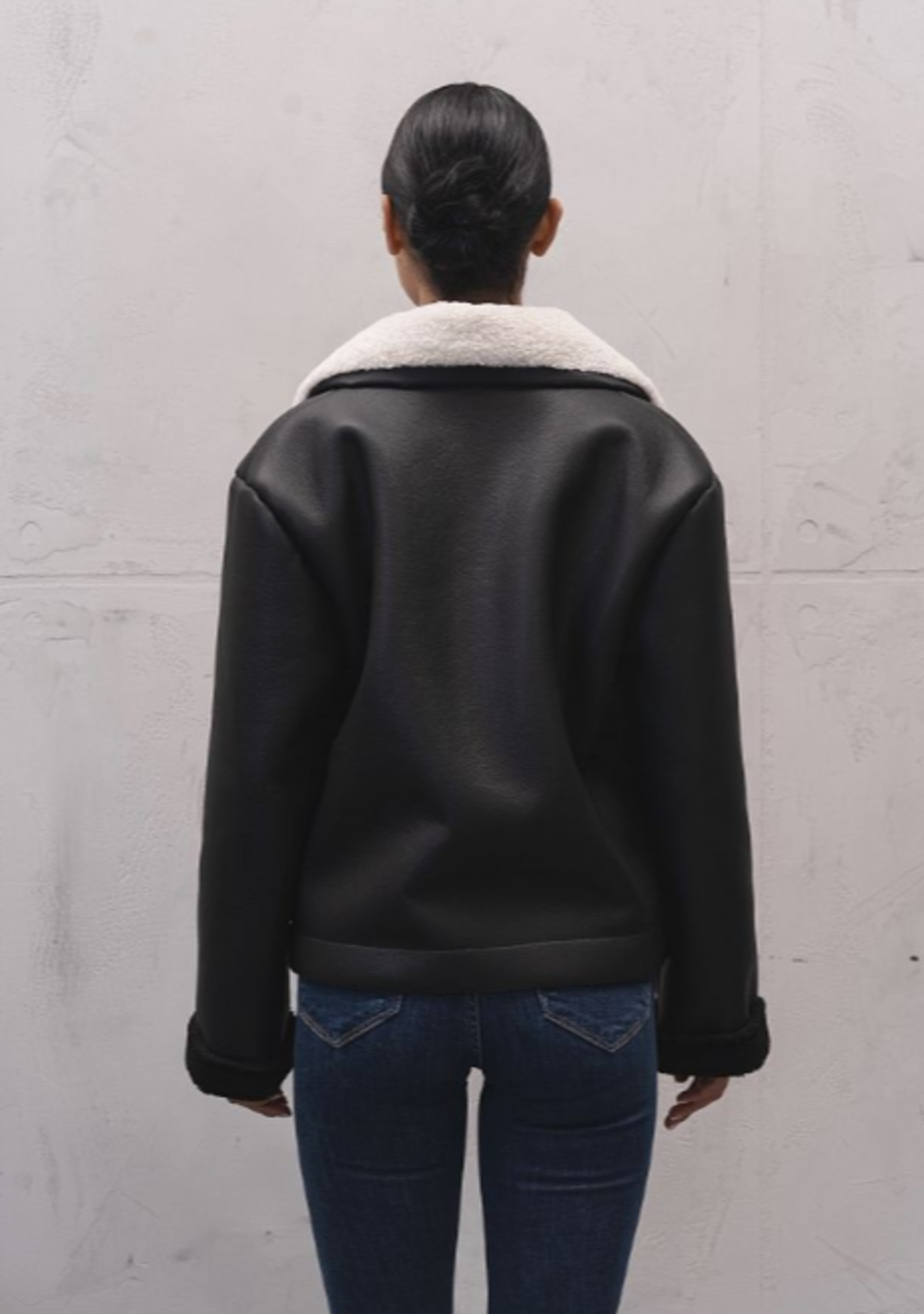 Картинка Дублянка коротка на ґудзиках у чорному кольорі