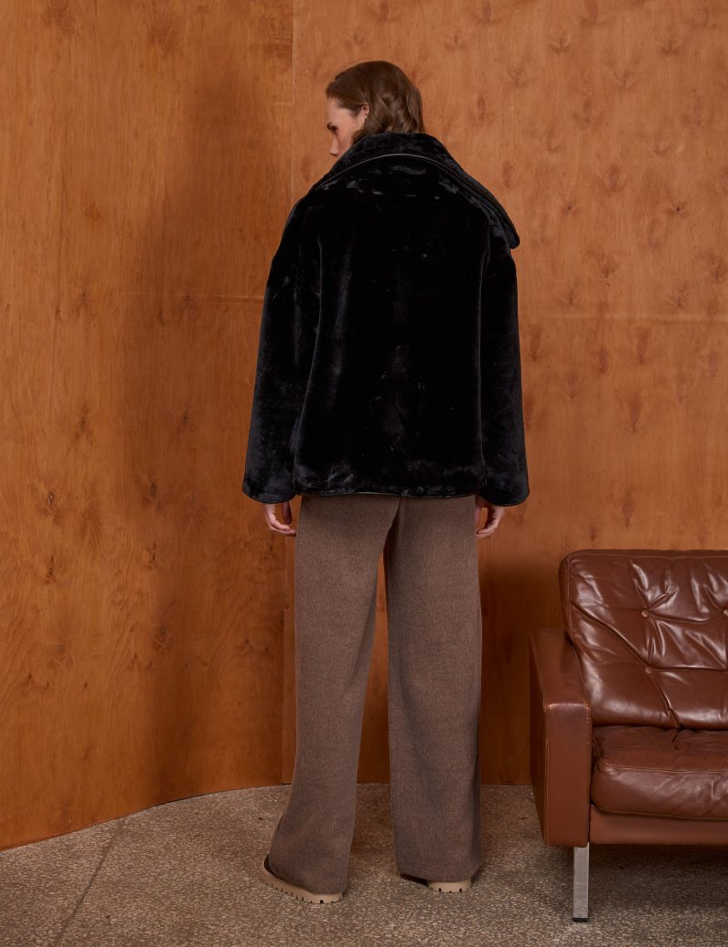 Картинка Шуба чорна коротка з кантом