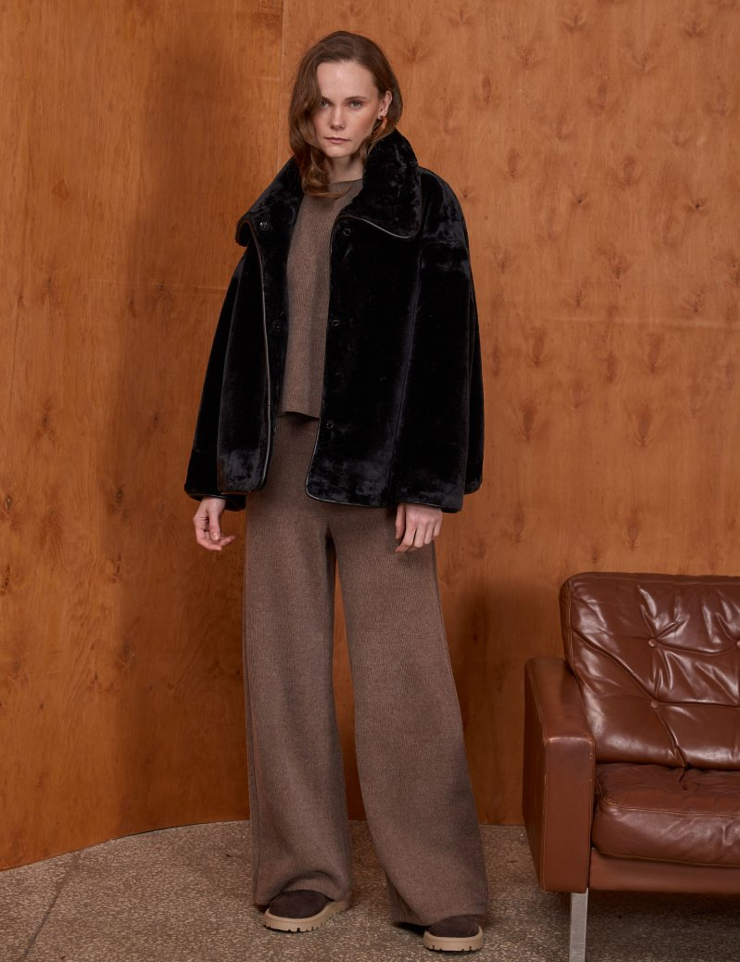 Картинка Шуба чорна коротка з кантом