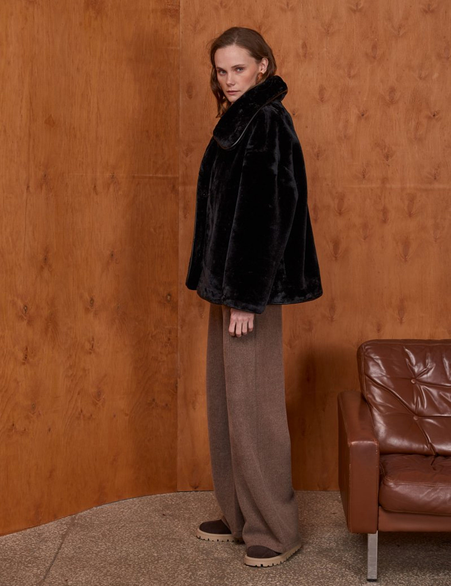 Картинка Шуба чорна коротка з кантом