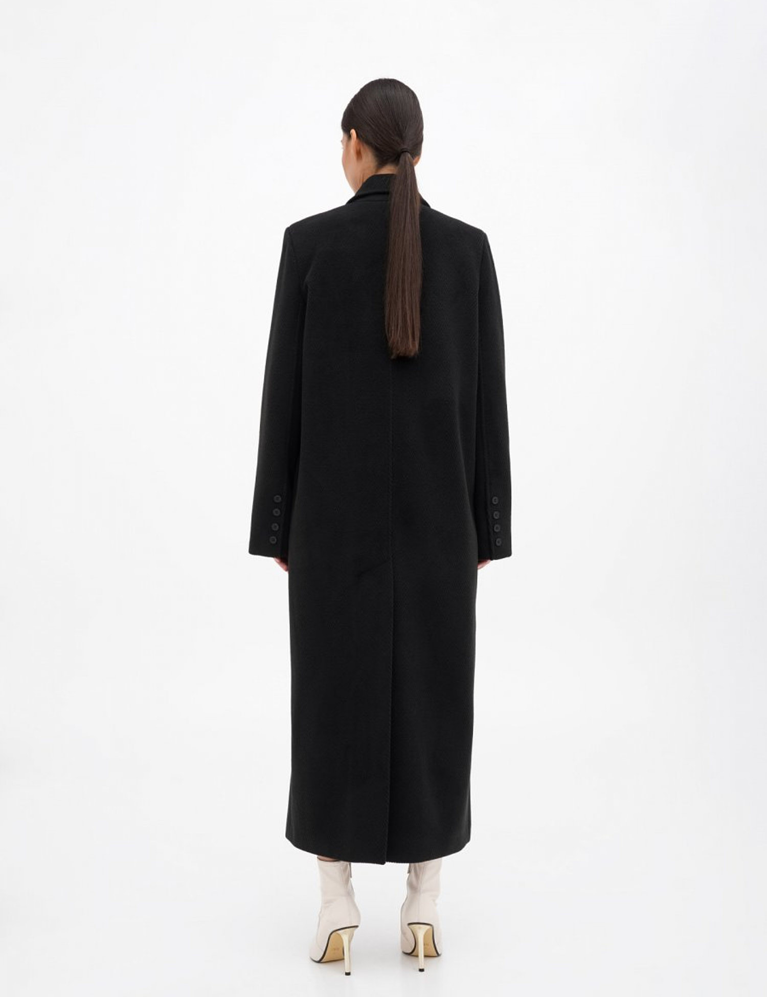 Картинка Довге чорне пальто зі шліцею