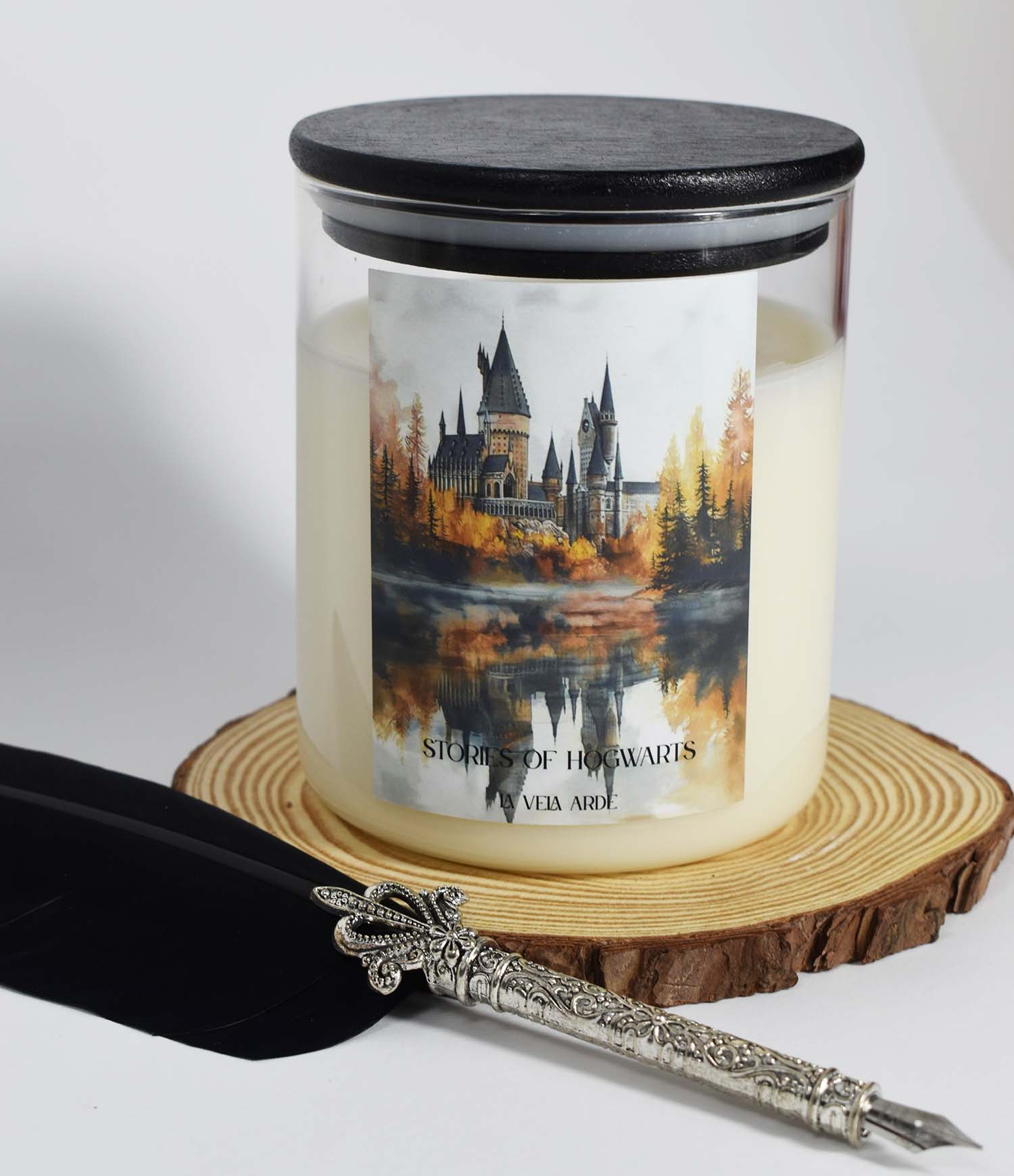 Картинка Свічка "Stories of Hogwarts" з ароматом - пало санто та сандалове дерево