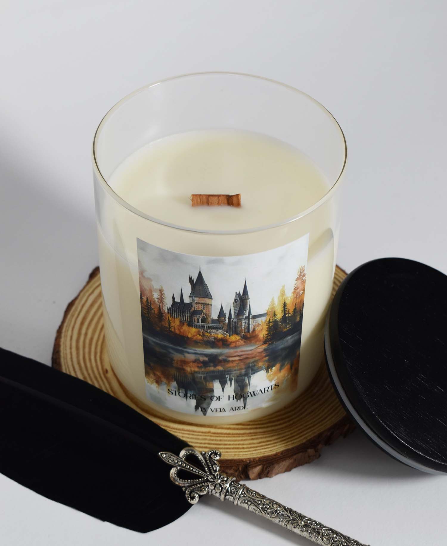 Картинка Свічка "Stories of Hogwarts" з ароматом - пало санто та сандалове дерево
