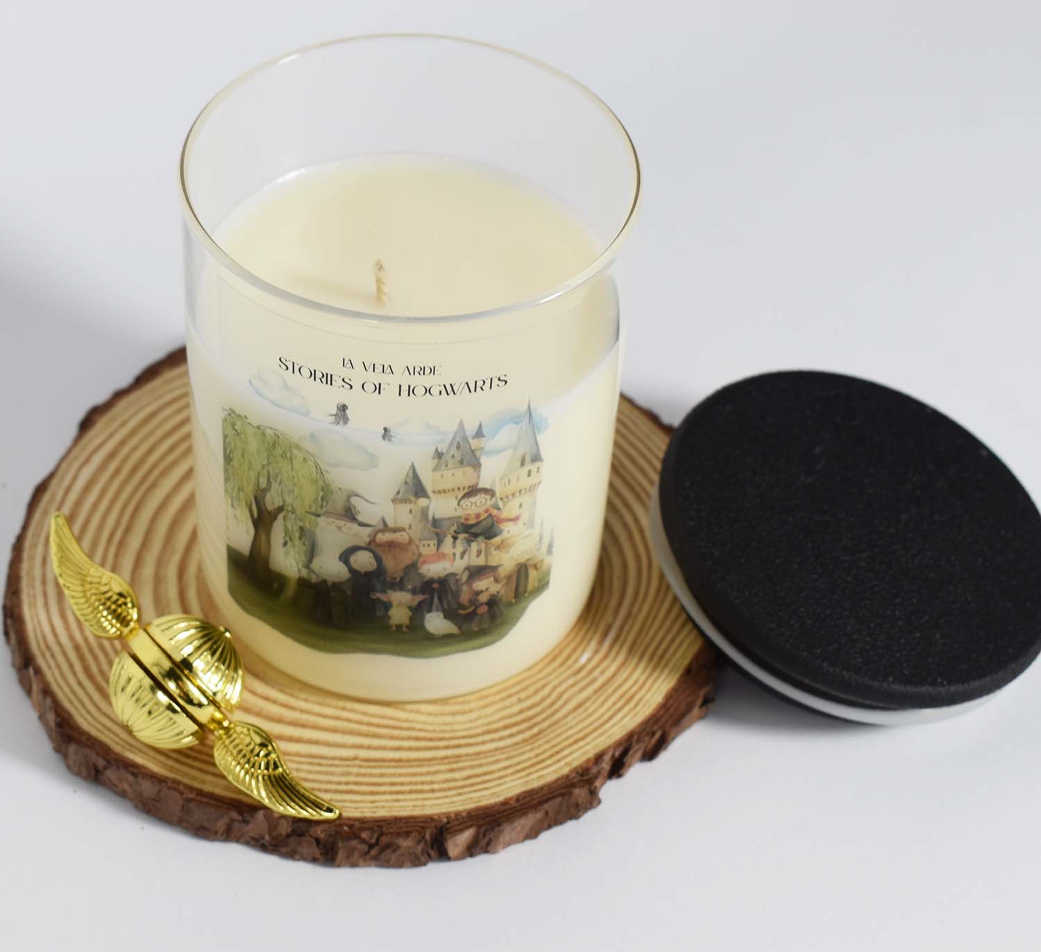 Картинка Свічка "Stories of Hogwarts" з ароматом - штрудель та спеції
