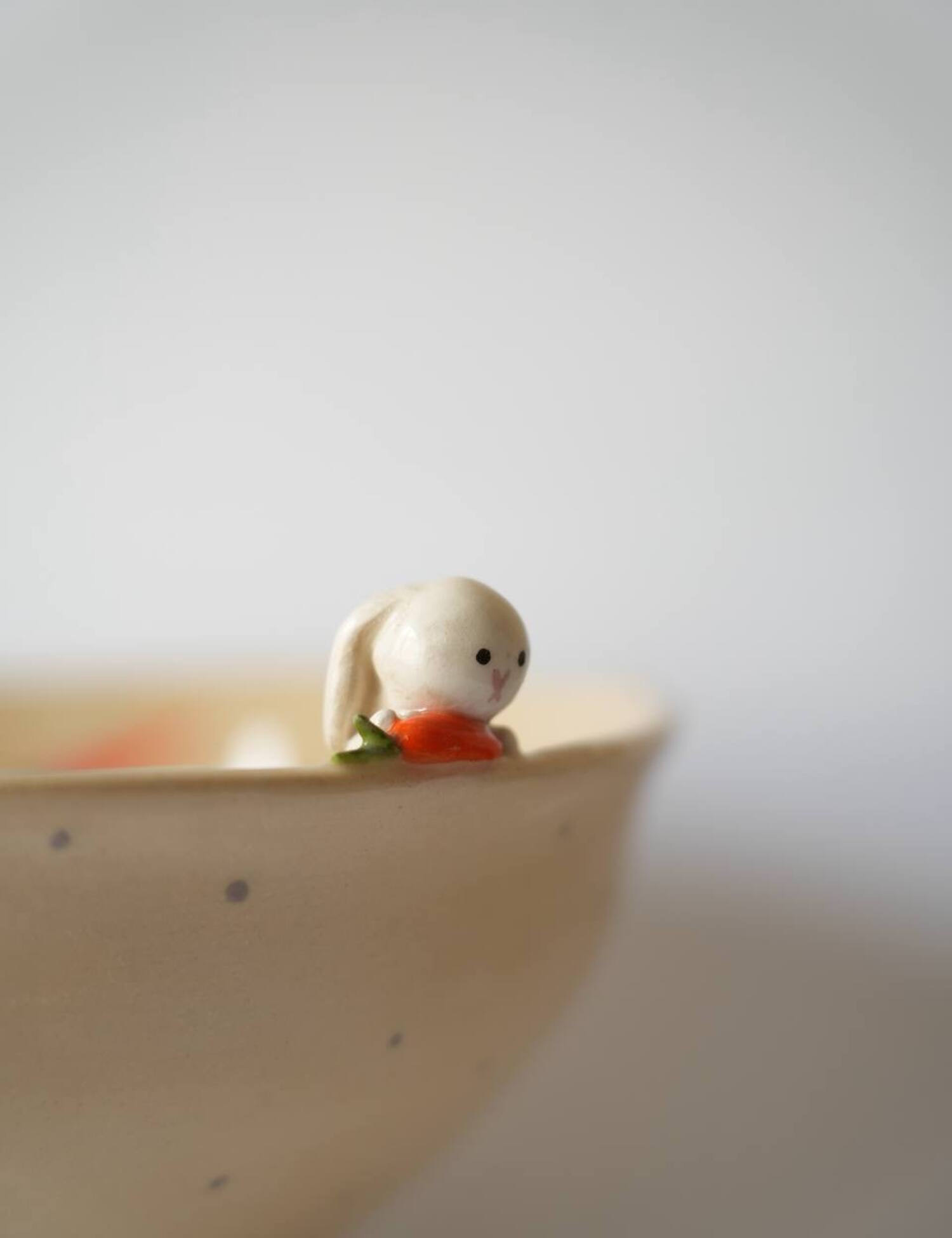 Картинка Керамічний салатник ручної роботи «Кролик з морквинкою»