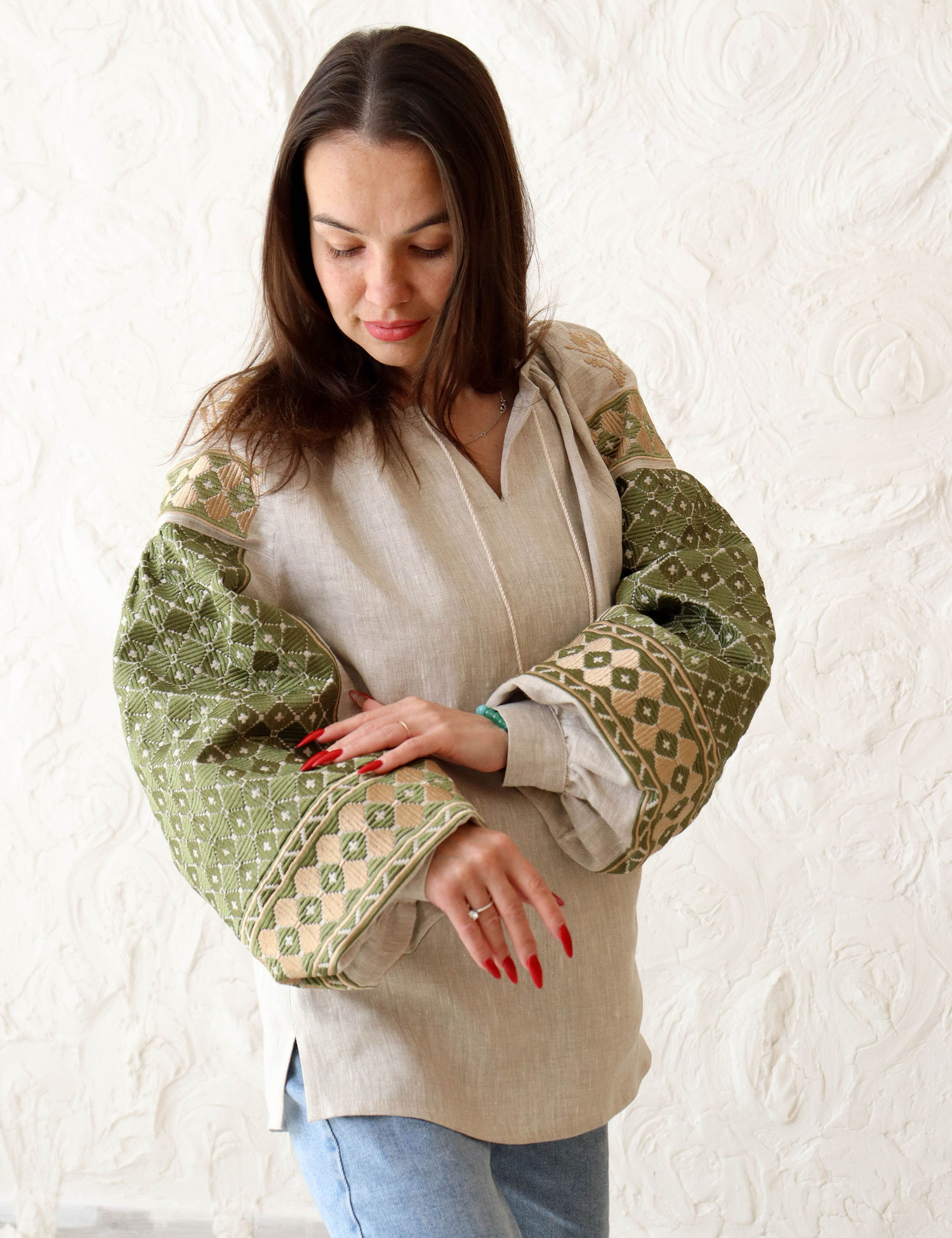 Картинка Вишиванка з етнічними акцентами на рукавах