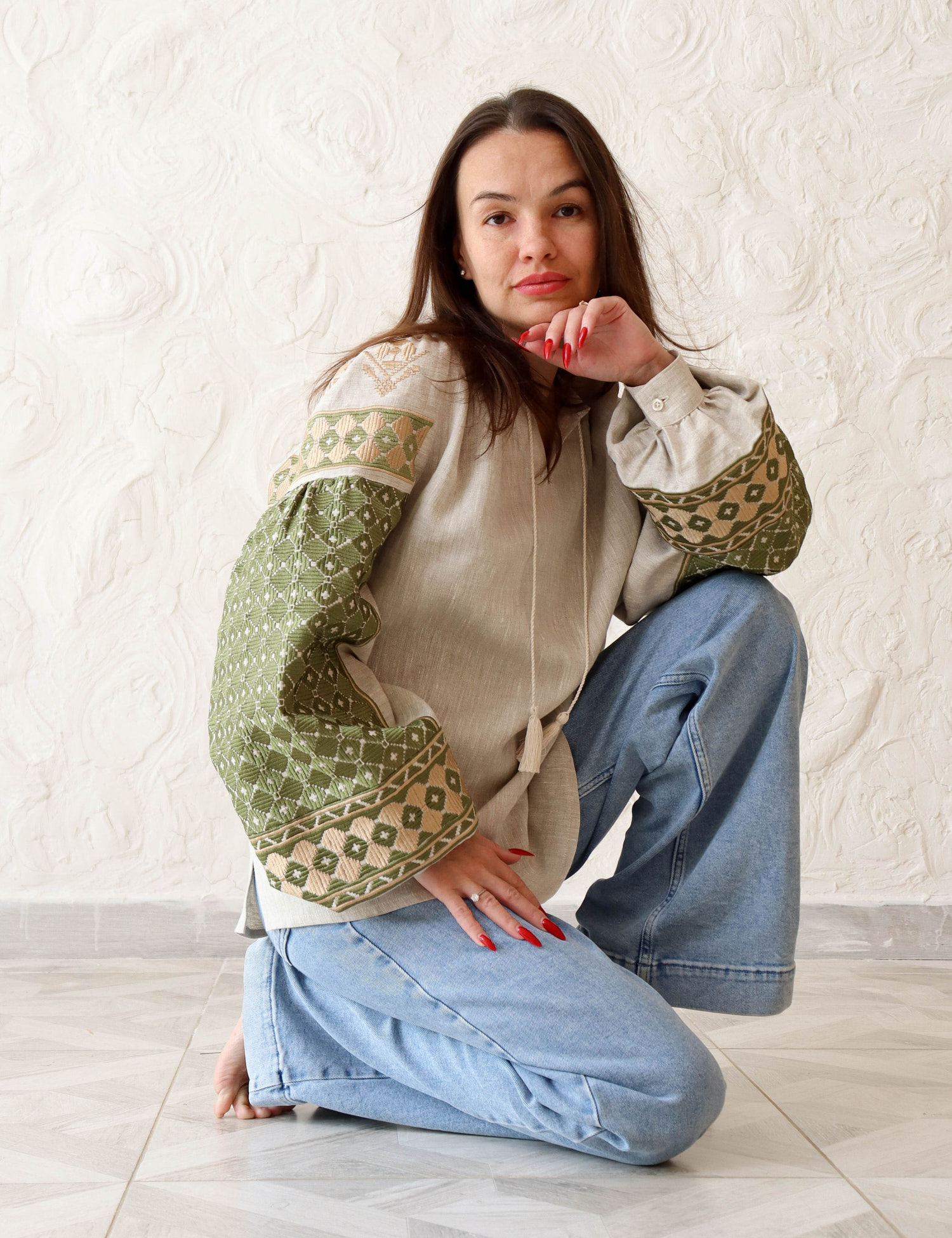 Картинка Вишиванка з етнічними акцентами на рукавах