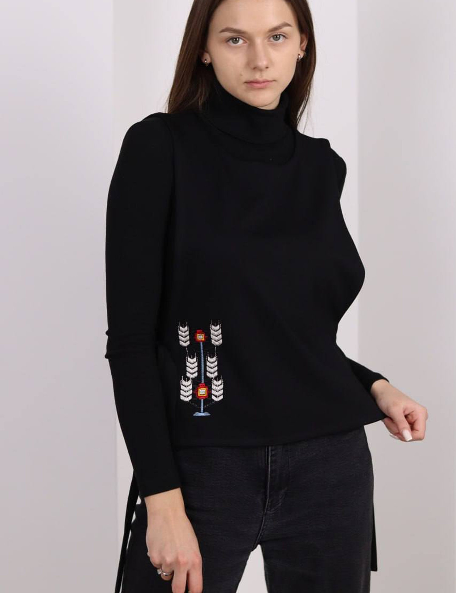 Картинка Комізелька чорна з вишивкою