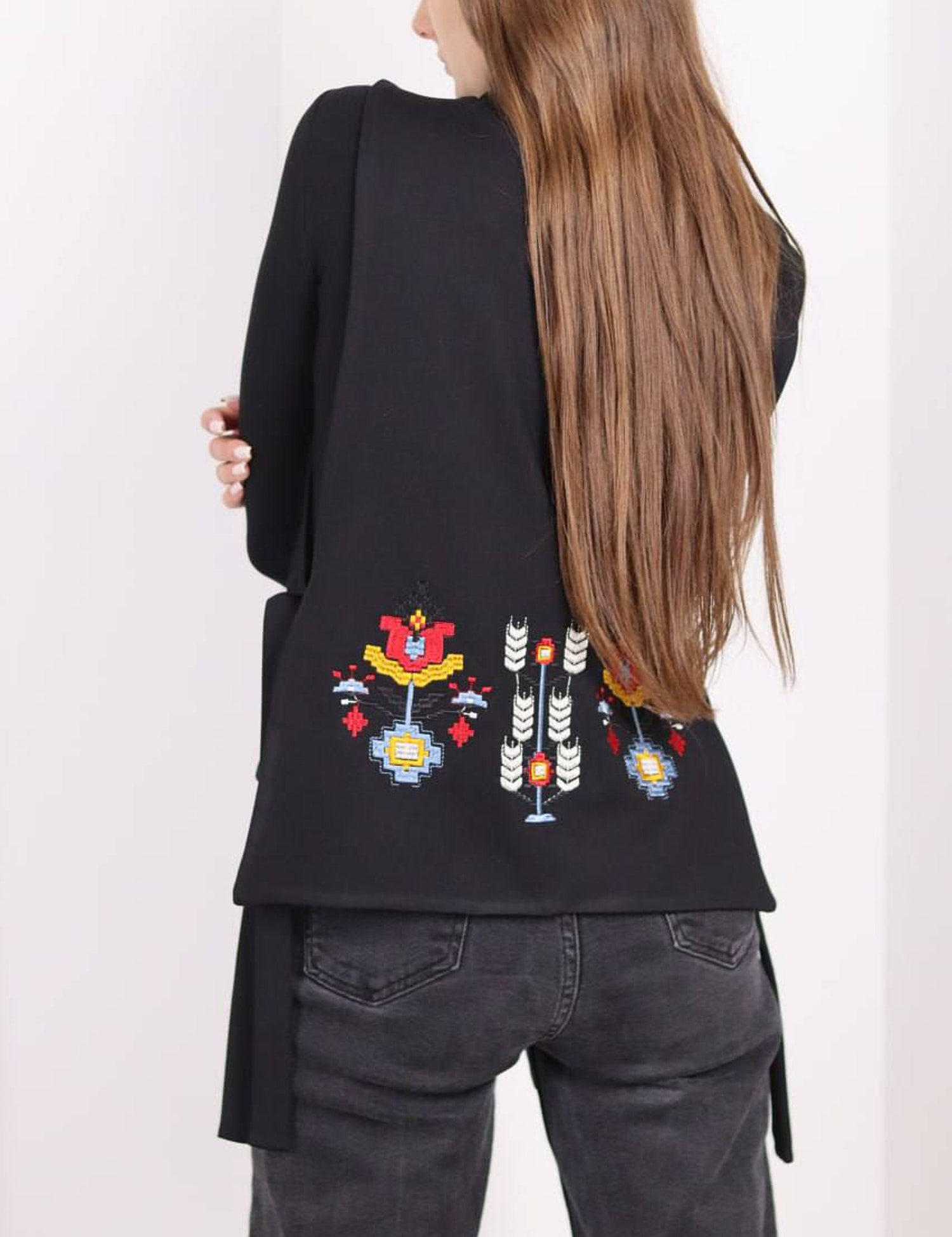 Картинка Комізелька чорна з вишивкою