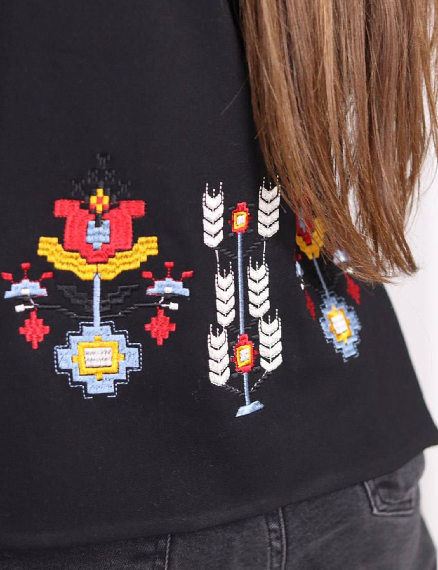 Картинка Комізелька чорна з вишивкою