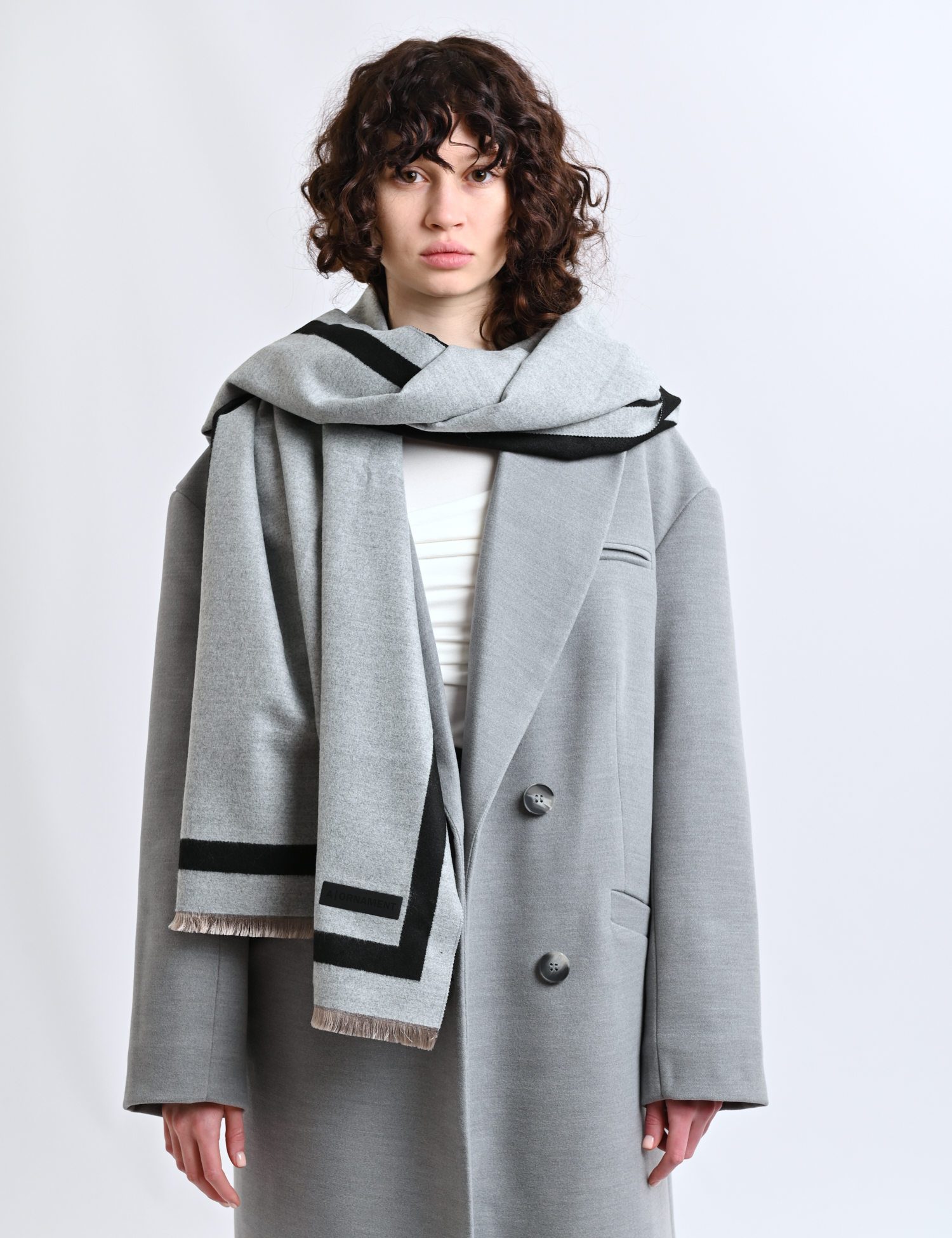 Картинка Сірий шарф із чорним геометричним принтом і бахромою