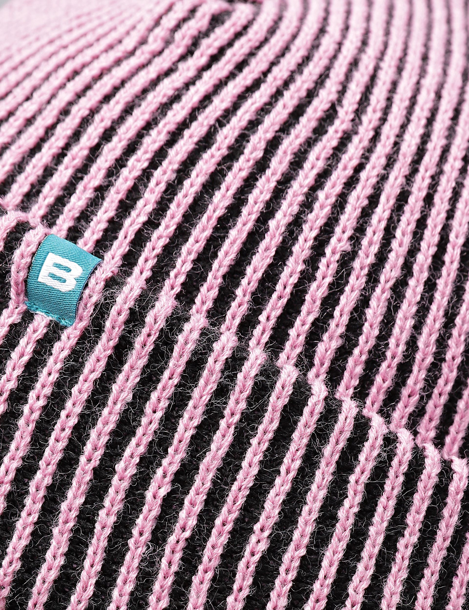 Картинка Двоколірна чорно-рожева шапка