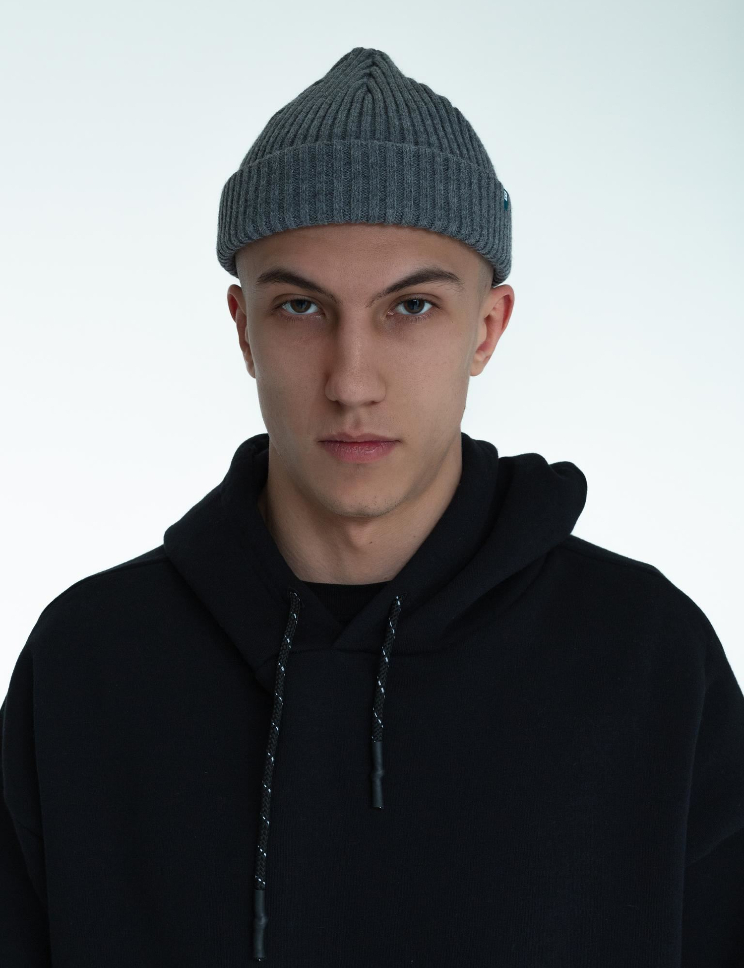 Картинка Сіра коротка шапка