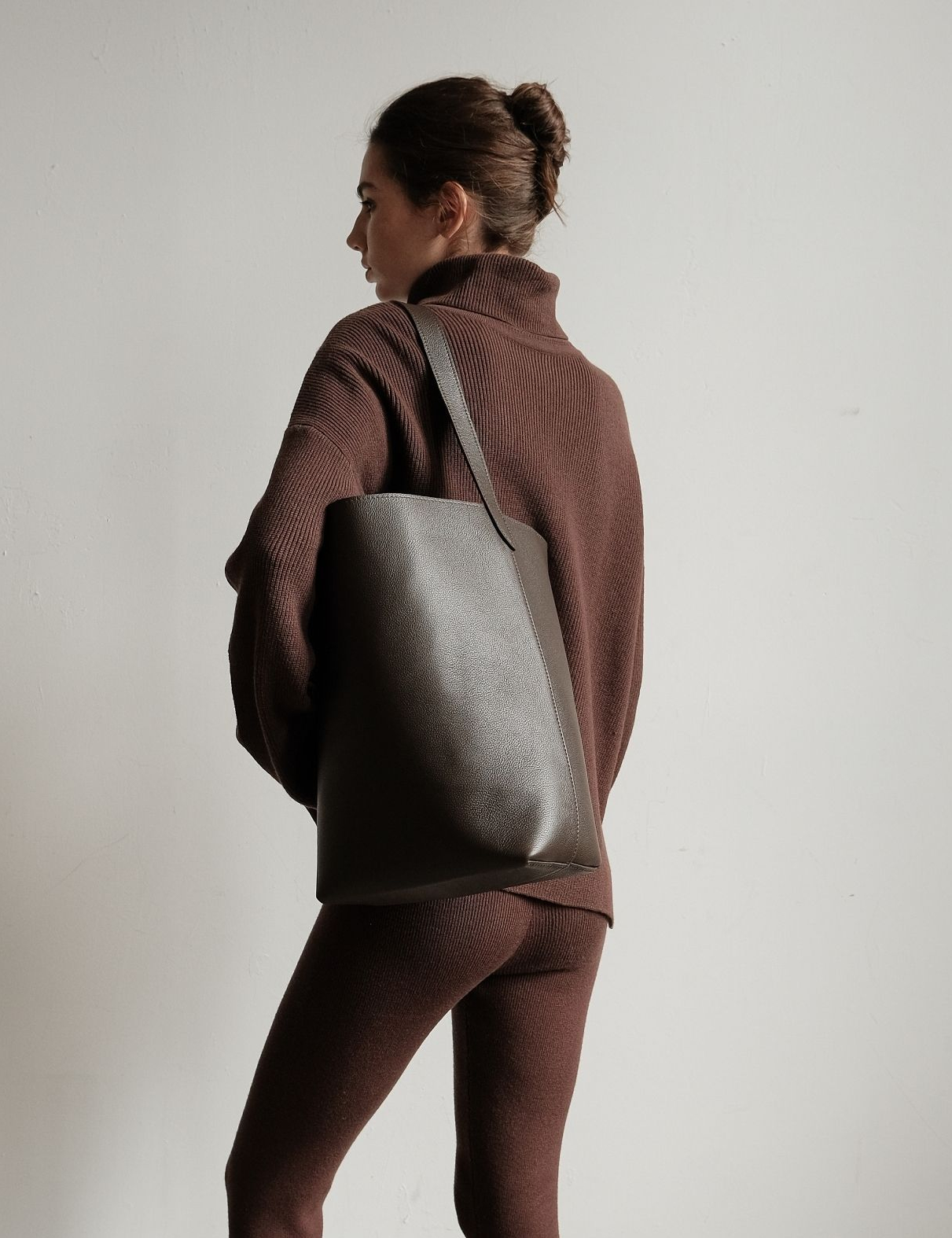 Картинка Штани темно-коричневі