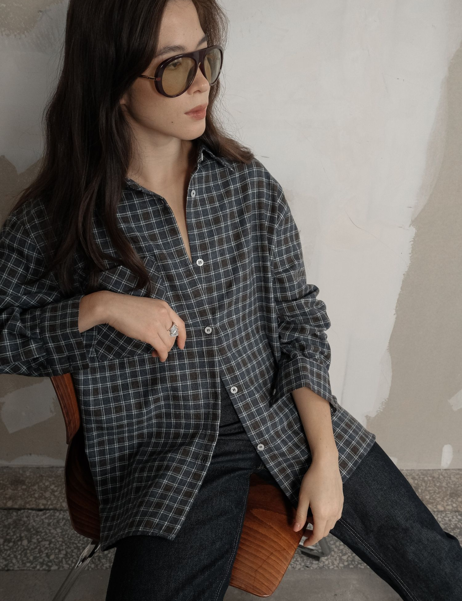 Картинка Жiночa сорочка з накладною кишенею в синю клітинку шоколадна