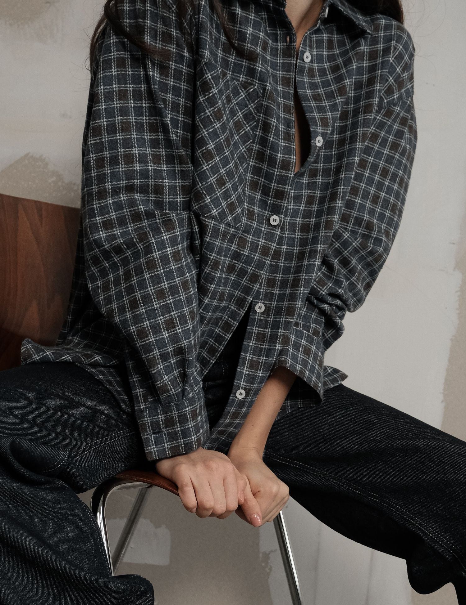 Картинка Жiночa сорочка з накладною кишенею в синю клітинку шоколадна