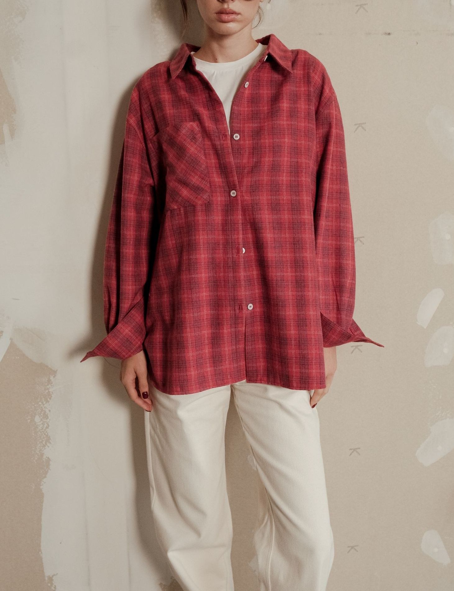 Картинка Жiночa сорочка з накладною кишенею в сіру клітинку червона