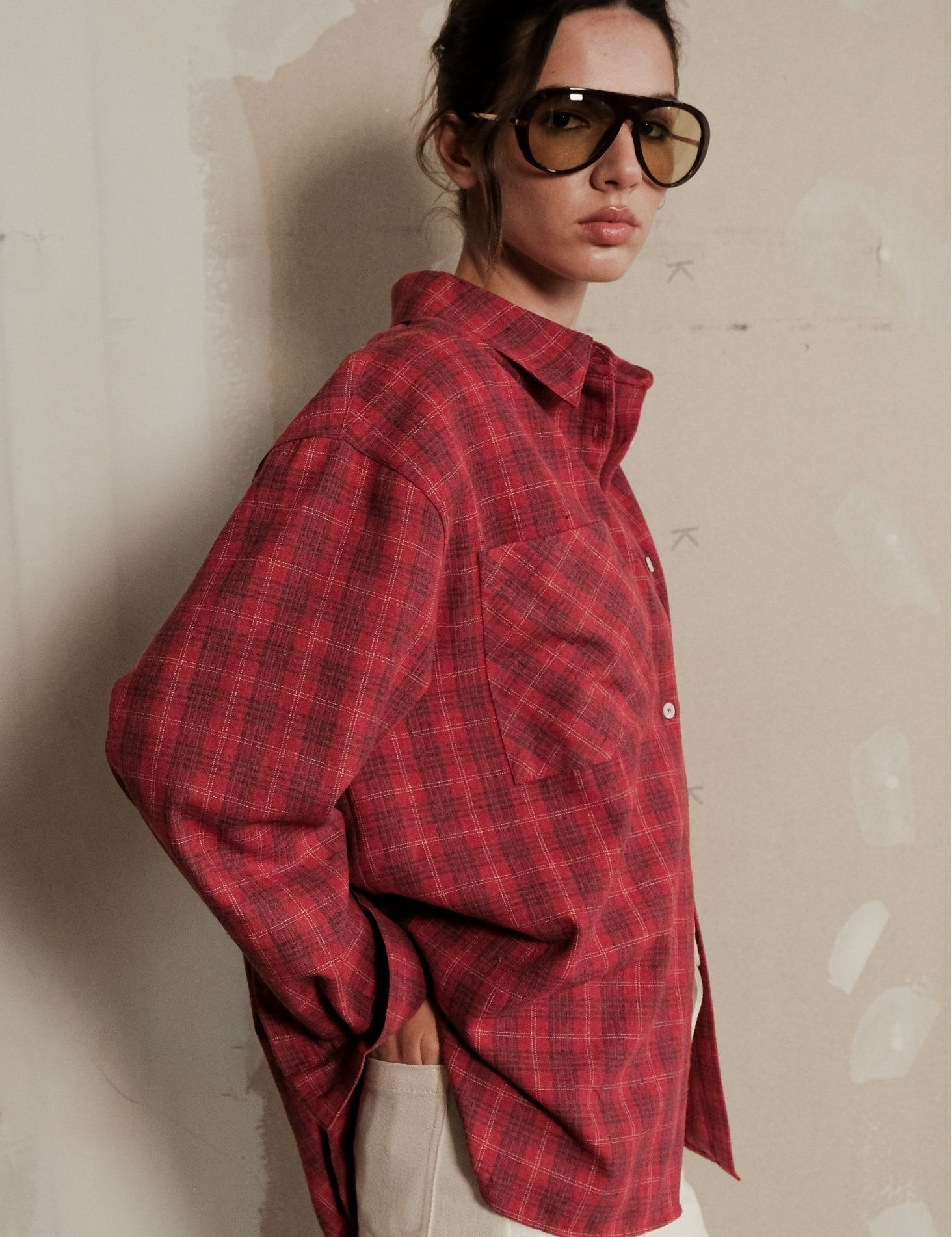 Картинка Жiночa сорочка з накладною кишенею в сіру клітинку червона