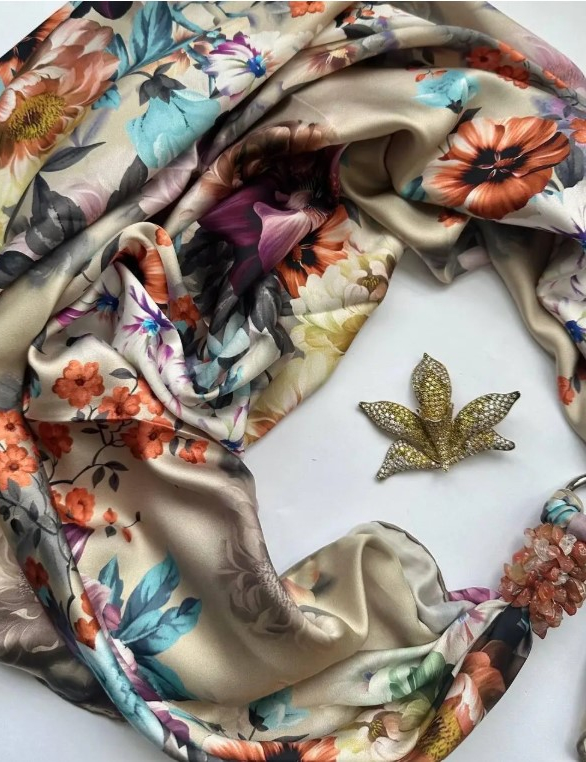 Картинка Дизайнерська шовкова хустка My Scarf "Золота зірка" 90 на 90 см