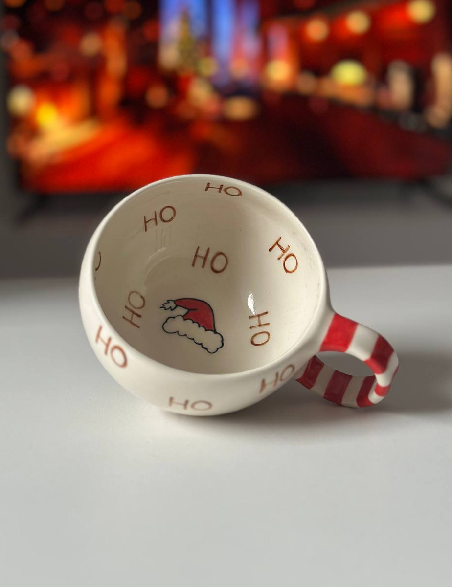 Картинка Керамічна чашка ручної роботи з написом «HO HO» та шапкою Санти