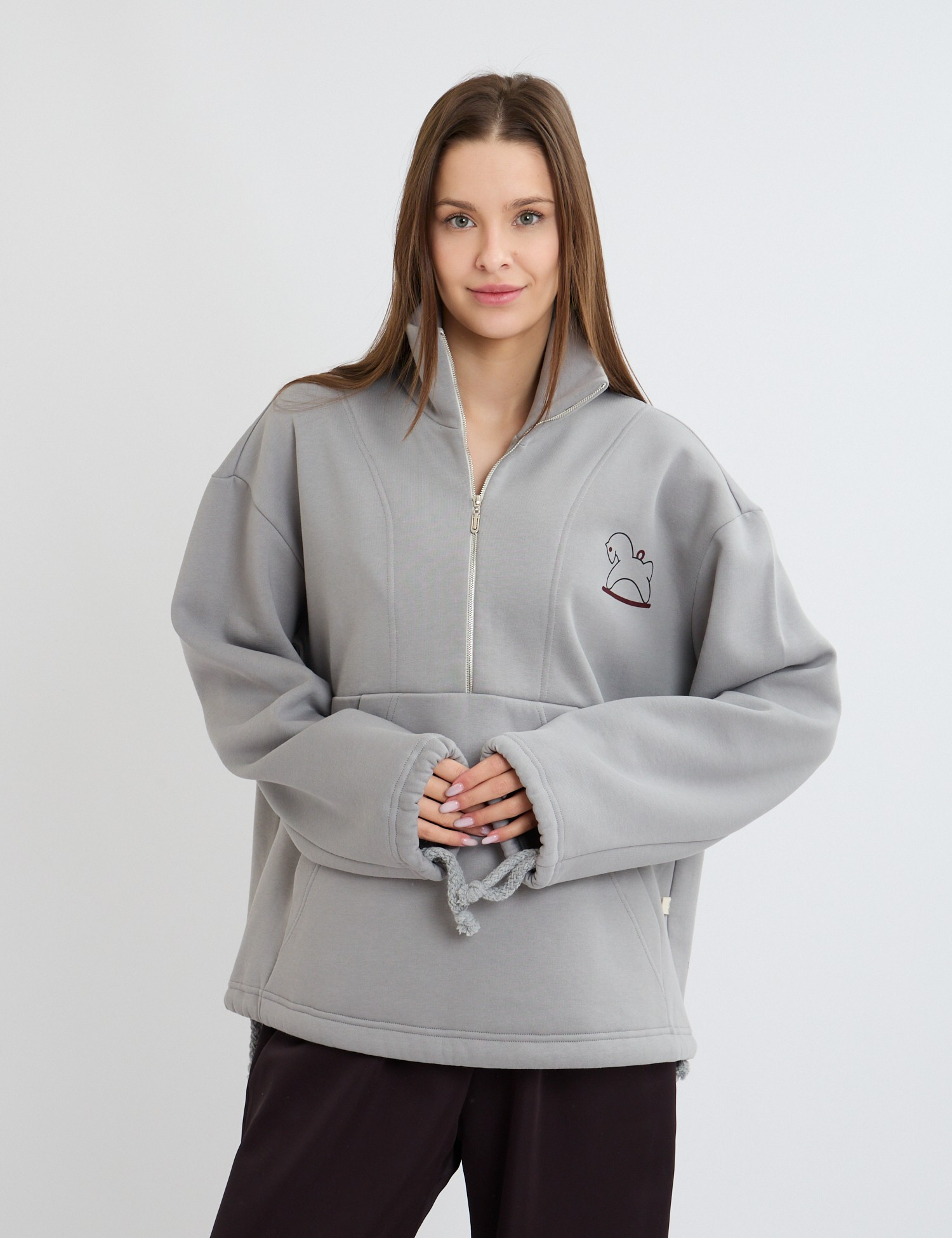 Картинка Трикотажне худі з напівблискавкою та декоративним принтом