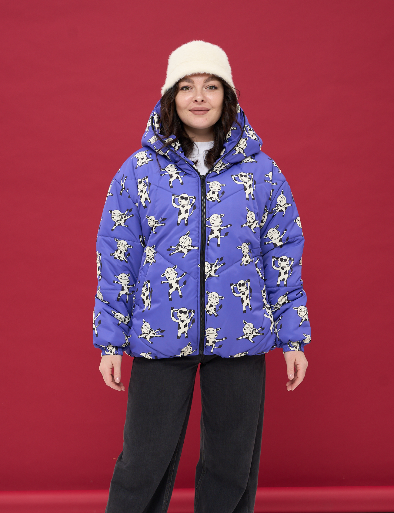 Картинка Стильна пухова куртка з кумедним принтом корівок