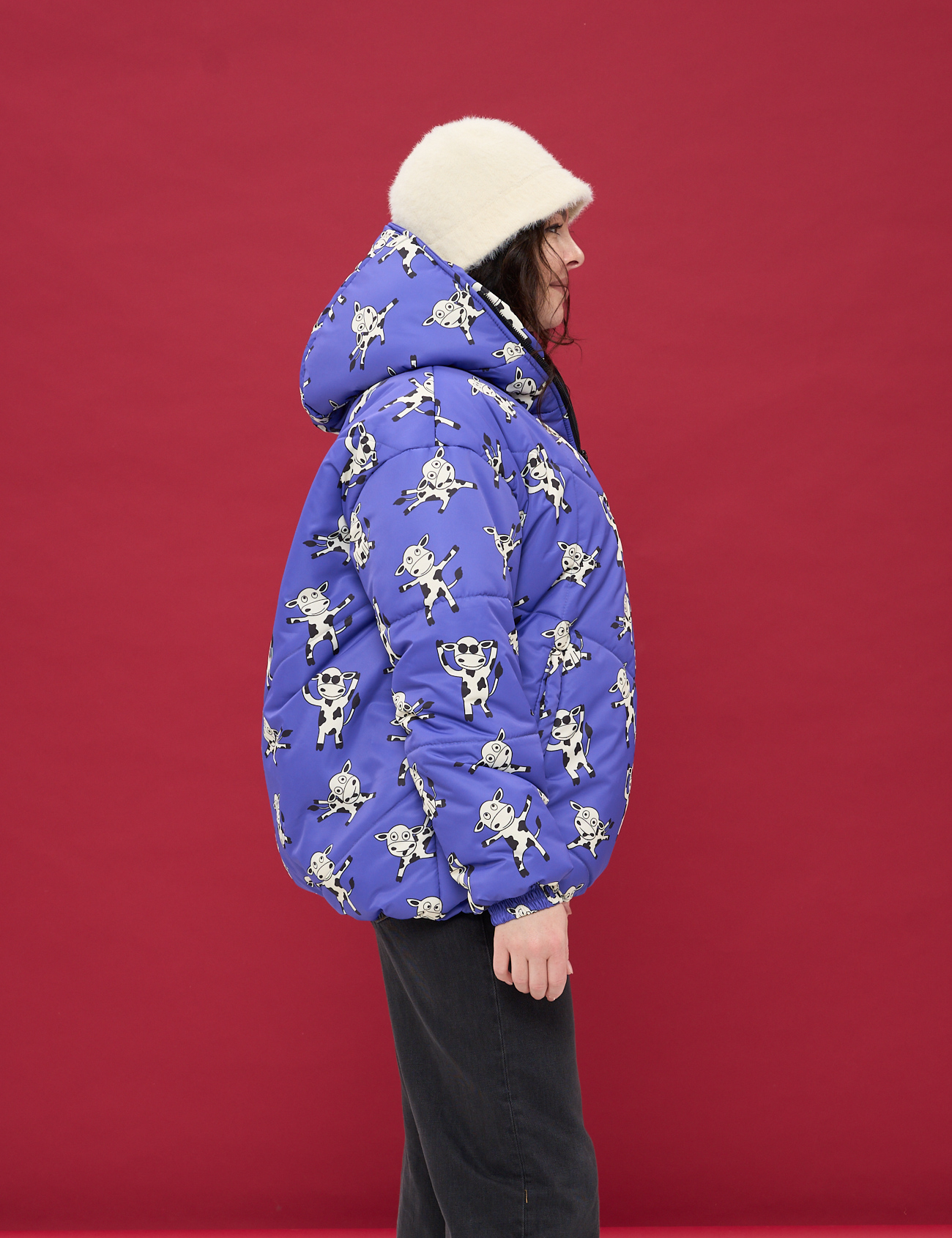 Картинка Стильна пухова куртка з кумедним принтом корівок