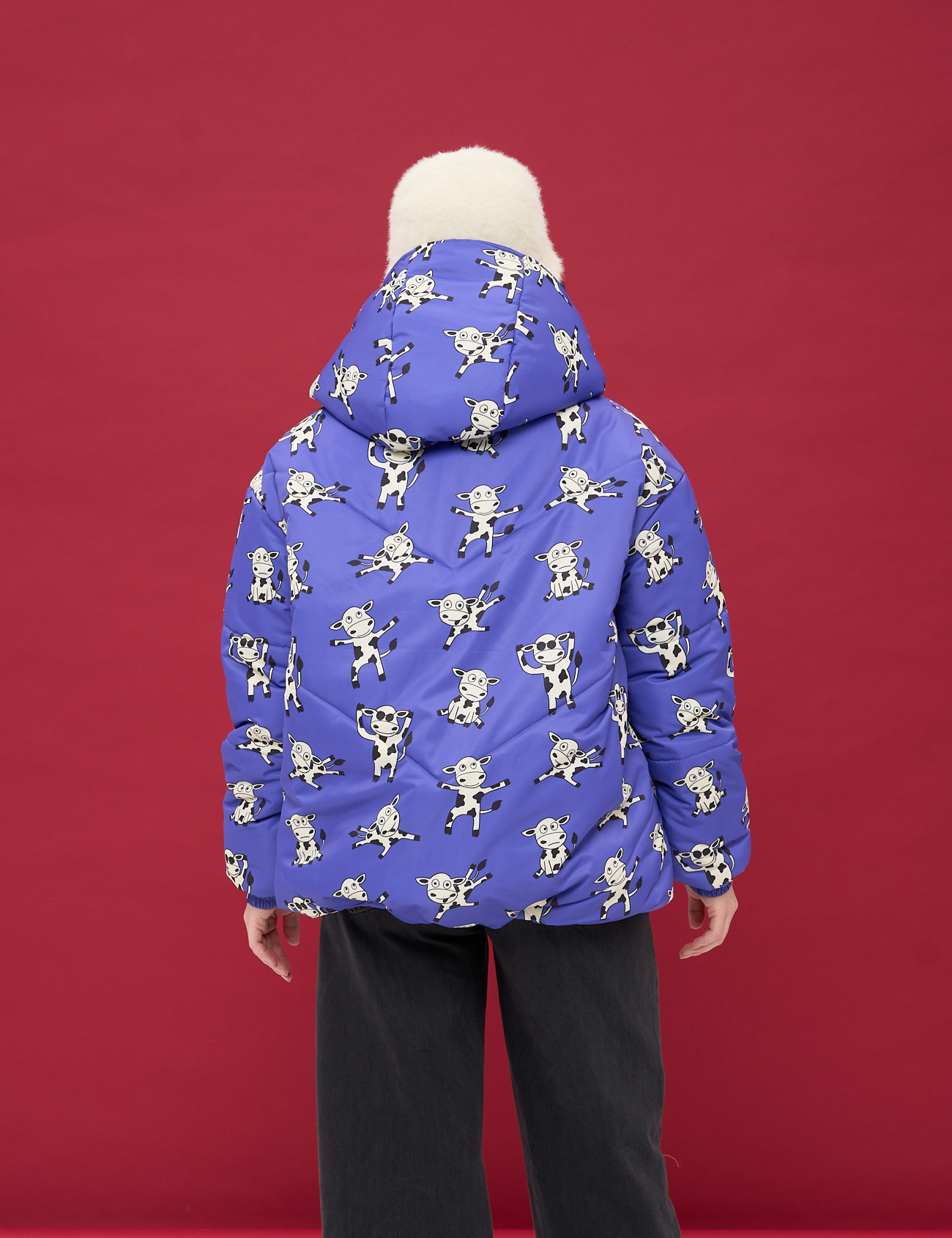 Картинка Стильна пухова куртка з кумедним принтом корівок