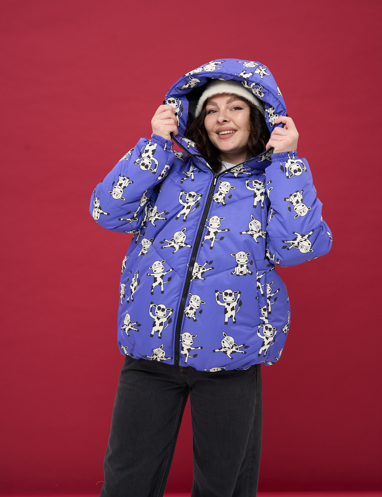 Картинка Стильна пухова куртка з кумедним принтом корівок