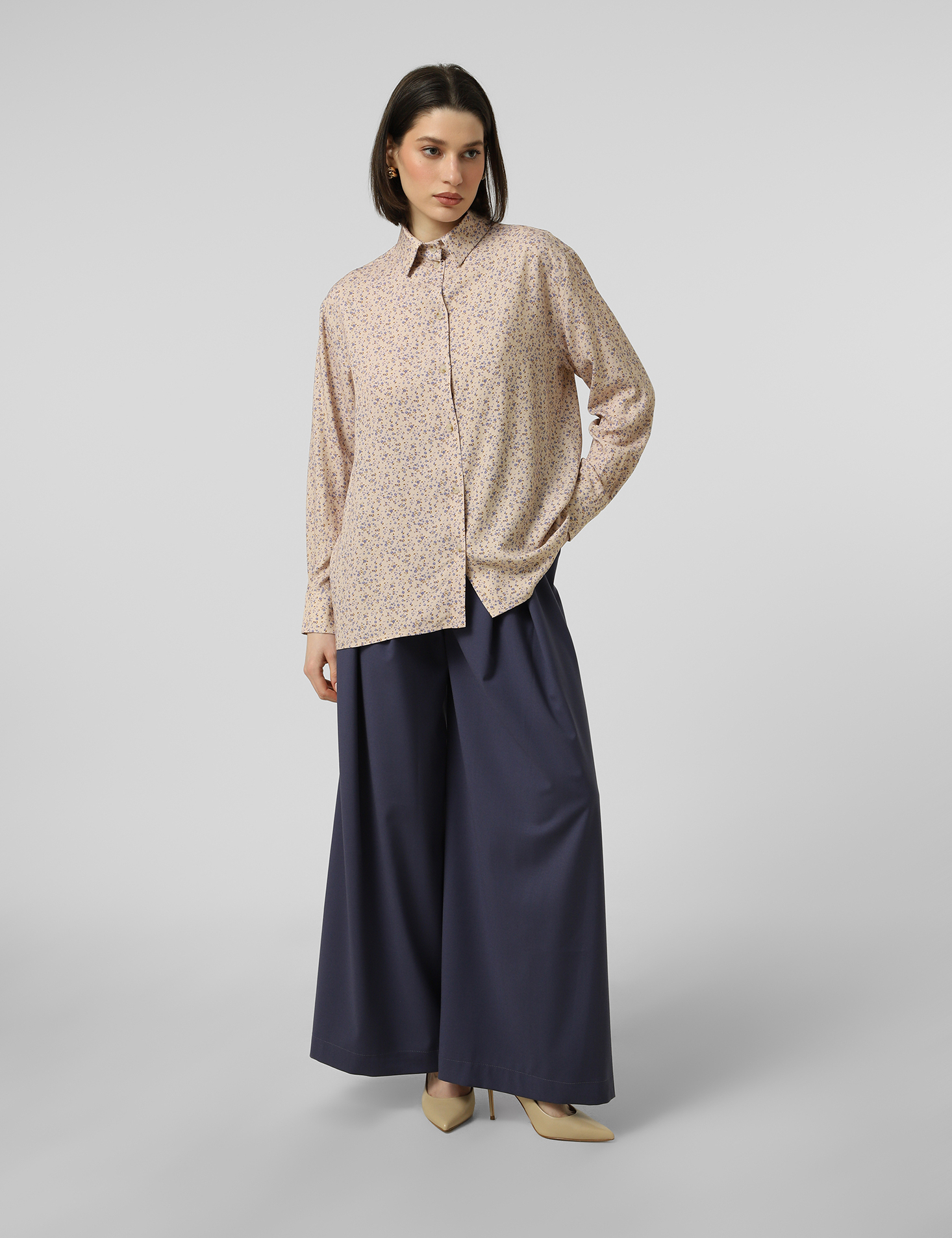 Картинка Легка сорочка з дрібним флоральним принтом